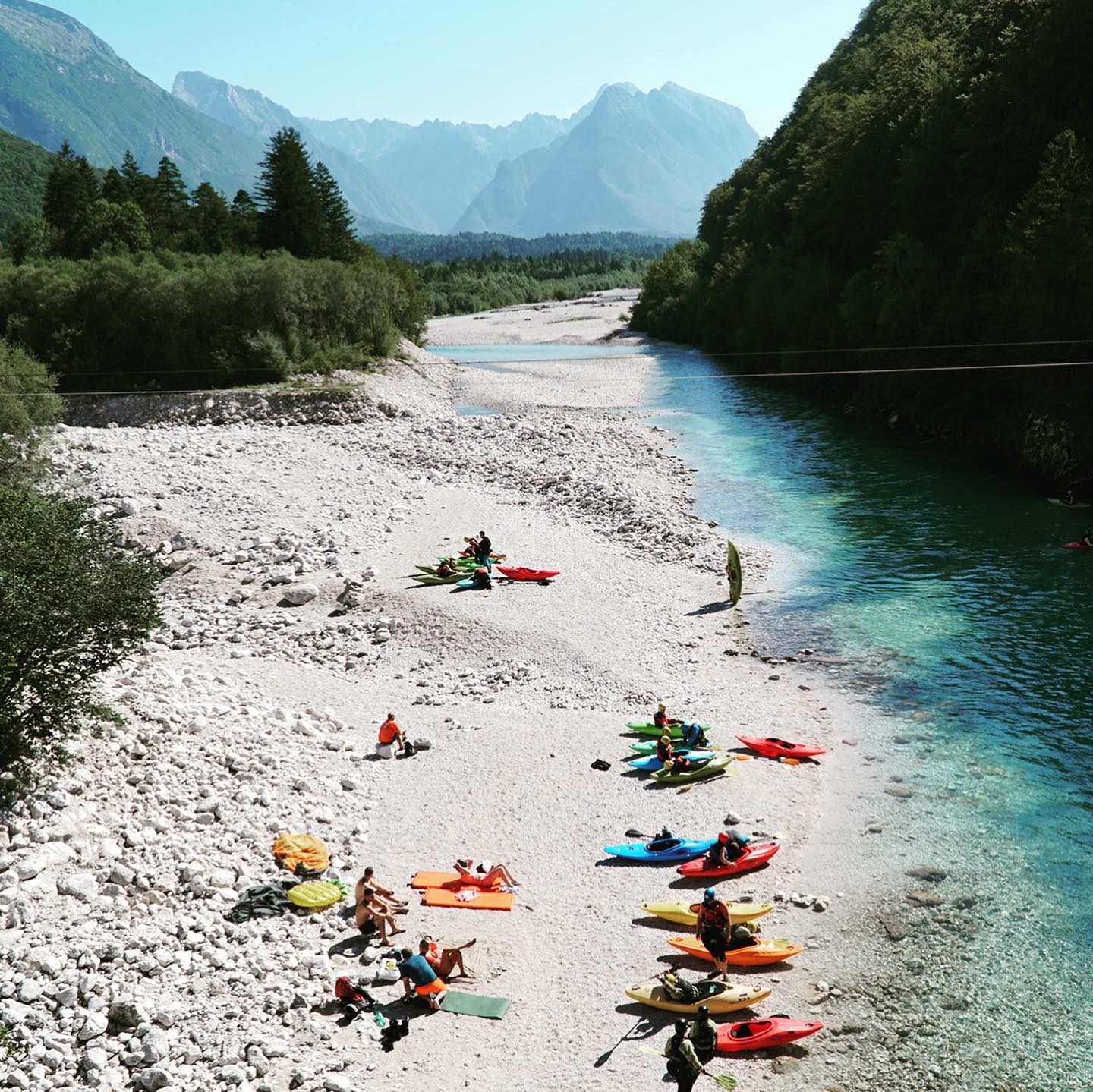 Can you find us at the crowded Boka put-in? With the skills learned on the first day of our Kayak School we quickly left the crowd behind. #kobarid #slovenia #soča #boka #kayaking #whitewater #whitewaterkayaking #socavalley @kobaridkayakschool @kampkoren @sandiline_official @exo_kayaks @ophion_paddles 📷 @anamajdic