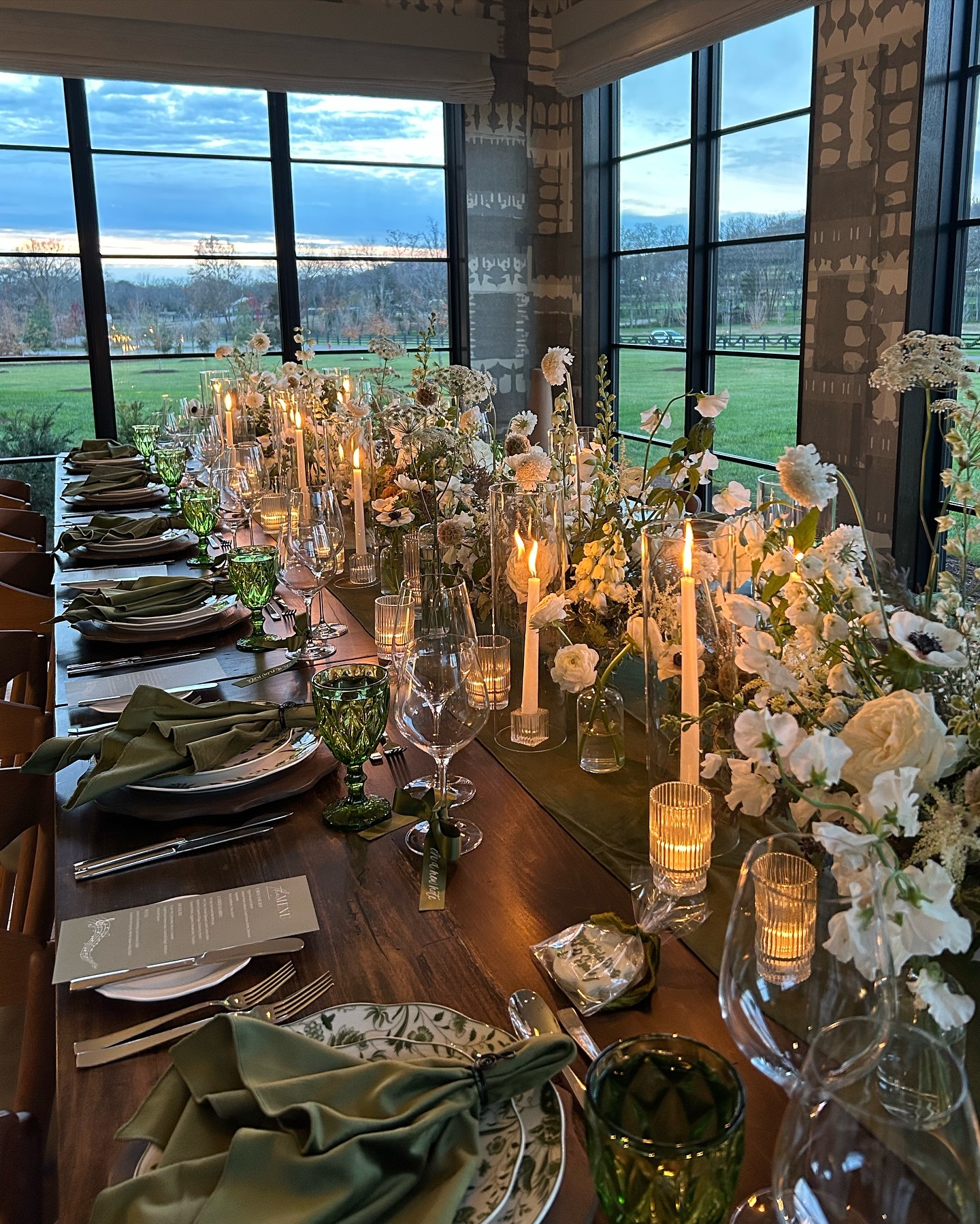 We loved styling this dining table. Swipe to see the transformation ➡️
This intimate dinner party took place in Tennessee, which we were hired to help design remotely. We couldn’t have done it without the help of @imogenfloraldesign @southerneventsonline @southalltn. Thank you everyone! 🌿🪵