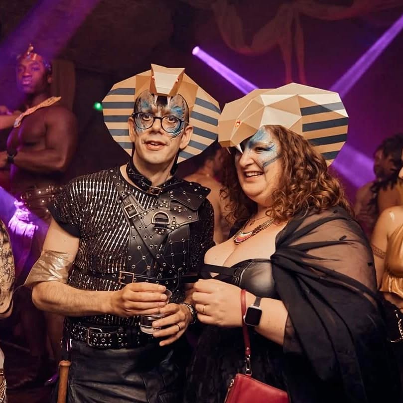 Such a joy to paint all things Egyptian for the latest Fox and Badge event last weekend. The outfits were just outstanding. I'm so grateful for the amazing Mehron gold paint! It's a dream to use 😂😍❤️
.
#facepaint #facepainting #foxandbadge #goldpaint #egyptian #egypttheme #london #londonnightlife #bankholiday #artycatfaces #mehron #mehrongold #egypt #isisandosiris #facepaintfun