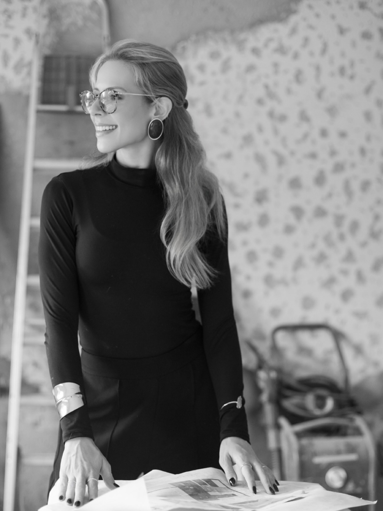 Já que vocês gostaram da sequência de stories de hoje contando sobre o processo criativo e as escolhas para o nosso escritório, decidi eternizar por aqui.
Eu penso que talvez a arquitetura nunca tenha sido apenas sobre espaços, e sim sobre a vida que acontece dentro e ao redor dele.
Faz sentido para você?