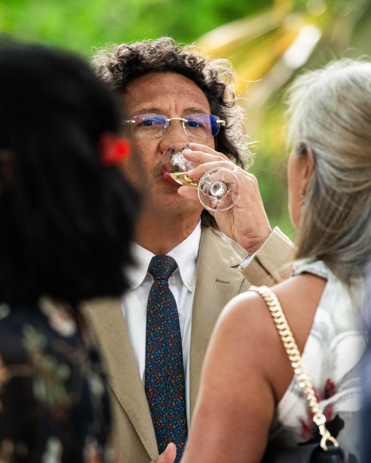Capturer l’ambiance d’un mariage, c’est aussi raconter tout ce qui se joue au vin d’honneur et durant la soirée : les sourires spontanés, les échanges, les “portraits volés” et la beauté de l’instant vécu. Des images naturelles pour conserver l’émotion telle qu’elle était 📸
Photos réalisées au Domaines des Alizés 🌺
Avec :
@harmonie_traiteur
@sono.events
#photographemariage #beaujolais #domainemariage #mariagelyon #photographemariagelyon