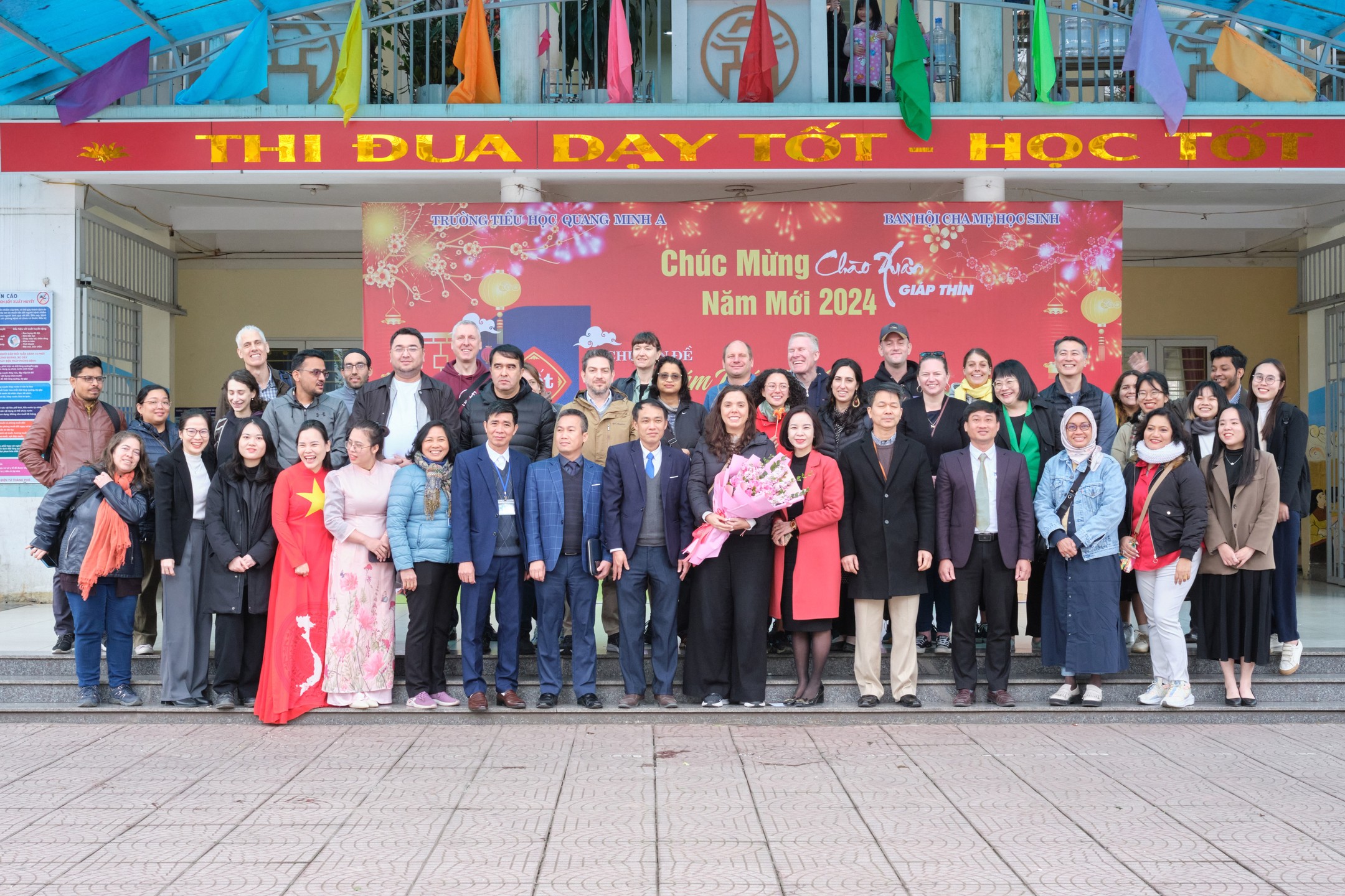 Geçtiğimiz günlerde ilk kez Uzak Doğu'da bir okula konuk oldum. Birçok farklı ilimizde, hatta Amerika'da, Avrupa'da ve Asya'da okul gezme şansına sahip olduğum için sevinçliyim; fakat bu ziyaret hem sosyokültürel perspektiften, hem de eğitim yaklaşımı açısından benim için diğerlerinden farklı bir deneyim oldu.
Khan Academy'nin ülke ekiplerinden gelen temsilcilerden oluşan bir heyet ile Vietnam'da, başkent Hanoi'ye yaklaşık bir saat uzaklıkta bir ilkokulu ziyaret ettik. Eğitim Bakanlığı temsilcileri, okul yöneticileri, yerel eğitim uzmanları ve Khan Academy Vietnam ekibi ile birlikte bir günümüzü bu okulda geçirdik. Önce öğrenciler ile birlikte derslere, ardından eğitim yöneticileriyle fikir alışverişinde bulunduğumuz toplantılara girdik.
Hem farklı bir eğitim sistemini birebir deneyimleme şansı bulduk, hem kendi ülkelerimizden iyi uygulama örneklerini paylaştık, hem de Khan Academy'nin farklı bir kültürde, apayrı bir coğrafyadaki sınıflarda nasıl kullanıldığını gözlemleme fırsatı yakaladık.
Vietnamlı öğrencilerin disiplini, azmi, enerjisi, Batılılara karşı olan ilgileri, misafirperverlikleri ve Khan Academy'ye duydukları sevginin yanı sıra, sınıftaki derslerin neredeyse iki kat hızlandırılmış hissi yaratan akışı beni çok etkiledi.
Türkiye ile karşılaştıracak olursak ekonomik açıdan pek de iyi durumda olmayan bir toplumda mutlu, heyecanlı, pırıl pırıl öğrenciler ve cıvıl cıvıl sınıflar bana bir kez daha hatırlattı ki: Çocuk her yerde çocuk.
Eğitimcilere düşen en önemli görevlerden biriyse, özellikle de hızla değişen bir dünyada, çocukların içindeki öğrenme coşkusunu, merak ve keşfetmenin heyecanını öldürmeden, onları hayat boyu öğrenenler olmaları için desteklemek diye düşünüyorum.
Okulun bir amacı da çocukların severek öğrenmeleri için mutlu bir ortam oluşturmak değil mi? Geleceğimizi öğrenirken ve öğrendikçe mutlu olan, mutlu iken öğrenen çocuklar şekillendirecek.
#khanacademy #okul #ziyaret #eğitim #sınıf #öğrenci #öğretmen #ders #müfredat #eğitimteknolojileri #edtech #eğitimbilimleri #okulziyareti #vietnam #khanacademyturkce #khanacademytürkçe #herşeyiöğrenebilirsin
Not: Öğrencilerin fotoğraflarını okulun velilerden aldığı izinle paylaşıyorum.