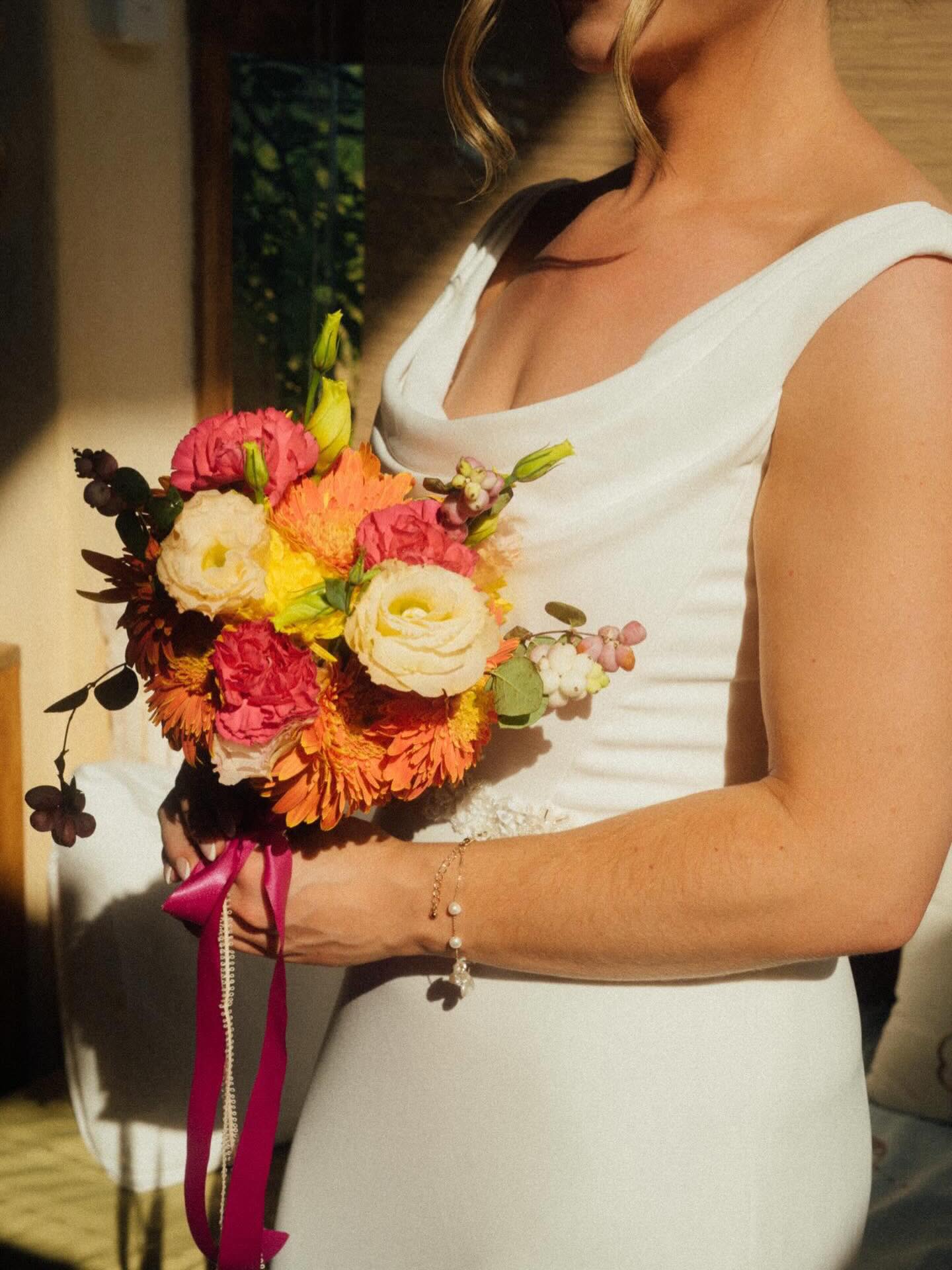 🤍 Chelsey 🤍
Beautiful Chelsey was married last winter in the sunny hills in Thailand and looked just stunning in her fitted crepe dress from our private label collection ☀️👰🏼
Chelsey says, “hi, I felt amazing and the dress was perfect, thank you so much 🥰❤️”
Thank you for sharing your photos with us Chelsey and for your lovely comment and many congratulations to you both xxx 💍🥂
#thebridalloungenewcastleunderlyme #realbride #realwedding #destinationwedding #fittedweddingdress