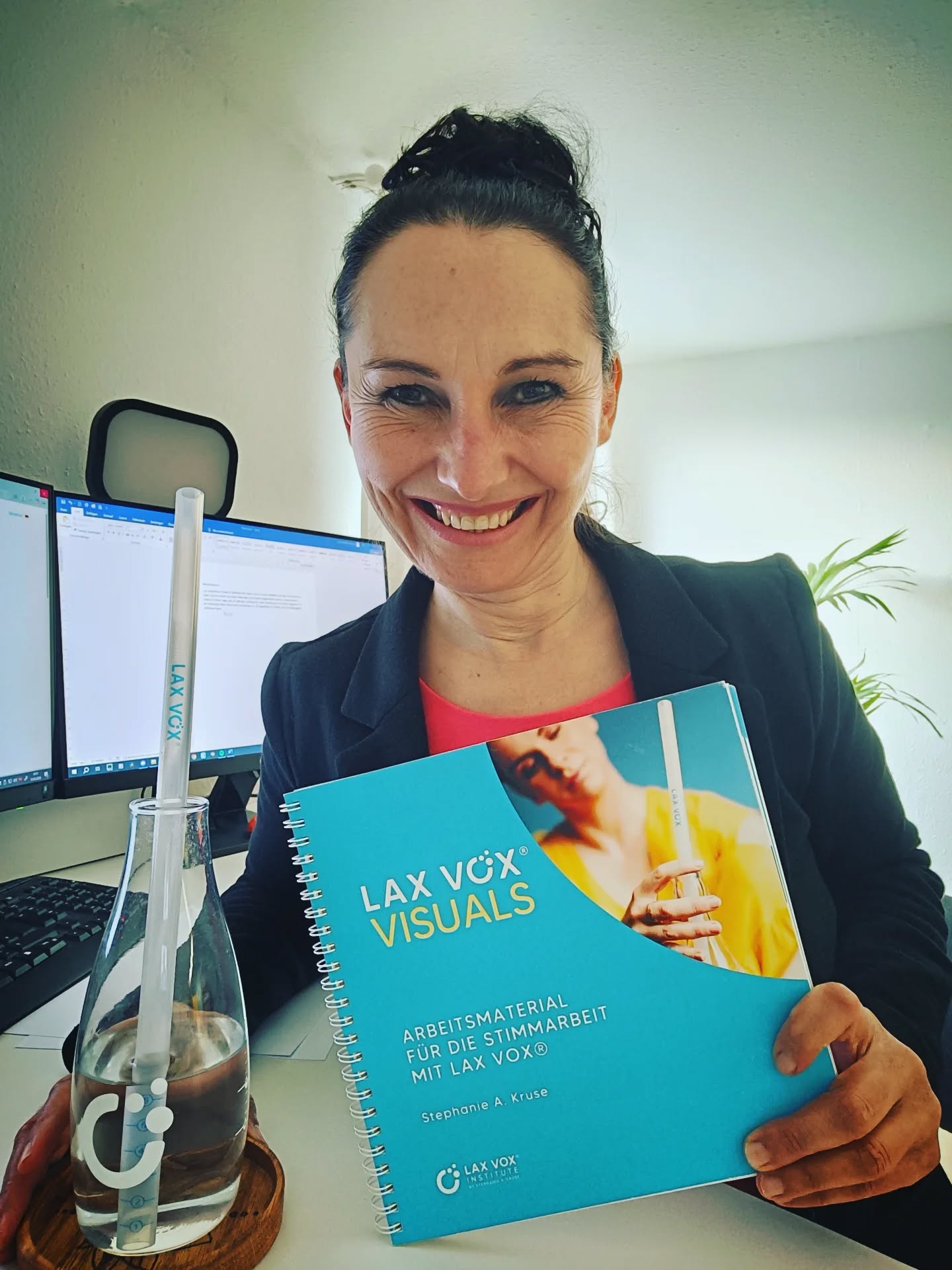 LAX VOX® VISUALS
About Yesterday...
Gestern war ich wieder einmal bei einem grandiosen Workshop am LAX VOX® Institute, bei dem es um die gezielte Stimmarbeit mit den Visuals ging.
Viele denken nach wie vor, das mit diesem Schlauch ist einfach nur "lustig rumblubbern".
Aber weit gefehlt. LAX VOX® kann so viel mehr - und jeder, mit dem ich zusammen übe, ist hinterher begeistert.
Denn man kann es nicht nur zum Warm-up oder zum Cool Down nutzen, sondern auch, um so gut wie jedes Stimmziel vorzubereiten, die Stimme gezielt zu trainieren und sie zu regenerieren.
Wenn man die Basic Übung und die Einstelloptionen kennt, kann man sich sein ganz eigenes Stimmtraining zusammen stellen.
Absolut zielgerichtet, kinderleicht und das ganze auch noch mit ganz viel Spass und ohne Angst, etwas "falsch" zu machen.
Ich nutze beides in wirklich jeder Vocal Coaching Session: den Schlauch und die Visuals.
Weil's einfach einfach ist, so effektiv und selbstwirksam.
I REALLY LOVE IT 💛
(LAX VOX® Lover, Anno 2015
LAX VOX® Master Trainer by LV®I 2022)
#laxvox #laxvoxlover #laxvoxmastertrainer #laxvox_official #laxvoxsingerstraining
@laxvox_official