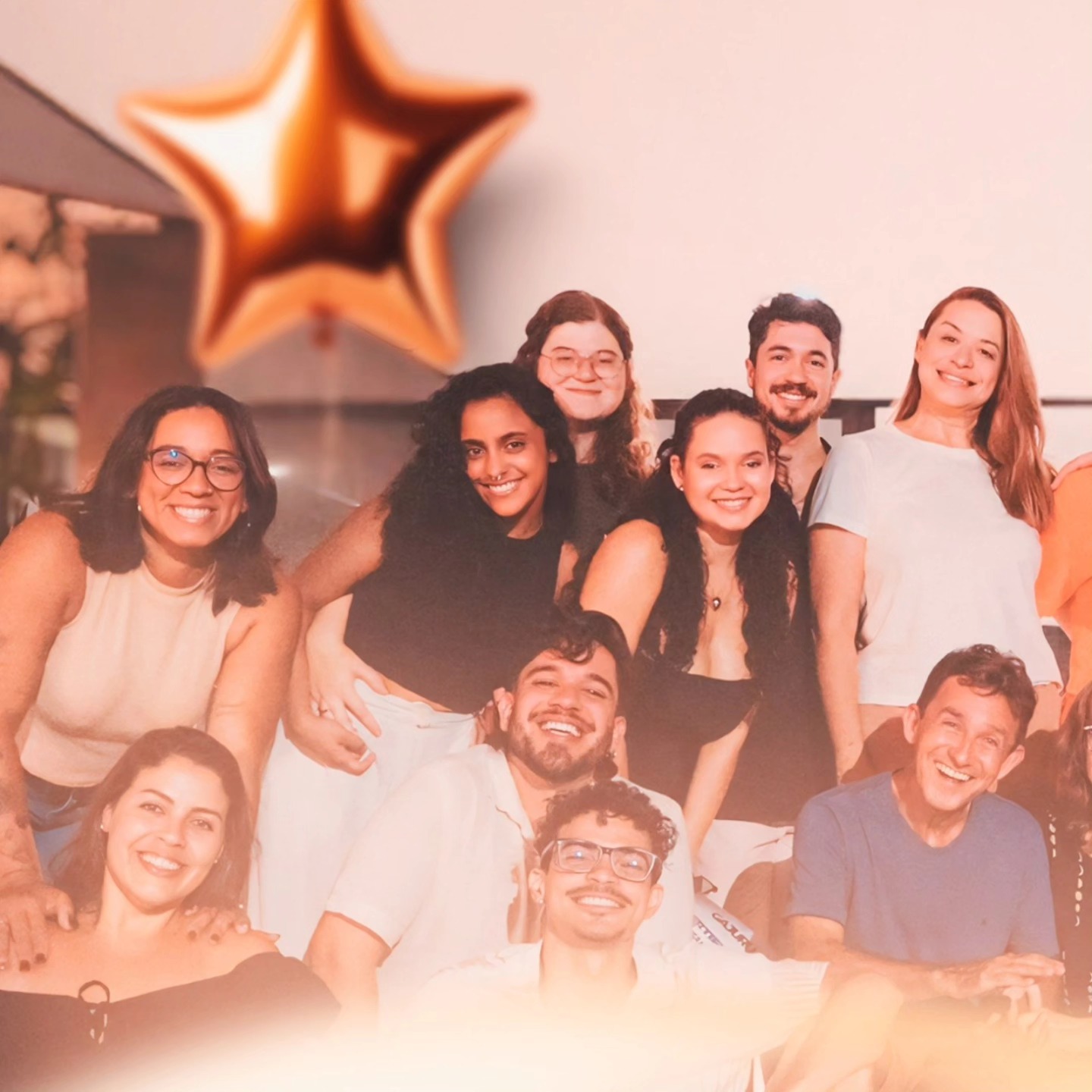 Feliz Ano Novo da Família Gajuru!
Que 2025 seja um ano de muitas realizações, repleto de arte, inspiração e prosperidade para todos! Agradecemos por fazerem parte da nossa jornada artística e desejamos que o novo ano traga novos começos brilhantes, muita criatividade e momentos inesquecíveis.