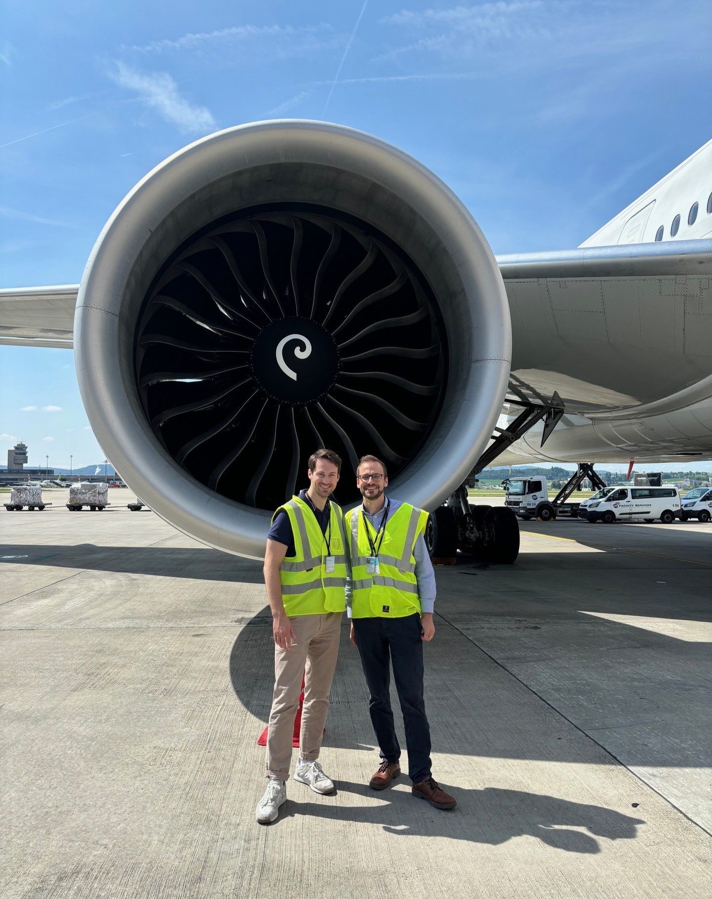 ✈ Letzte Woche durfte ich den #flughafenzürich hautnah miterleben. ✈
Die @zurichairport beschäftigt ca. 2'000 Mitarbeitende und investiert jährlich ca. 300 Mio. CHF am Standort Zürich. 🌏 🏢
Am gesamten #FlughafenZürich arbeiten sagenhafte 30'000 Mitarbeitende sowie 300 Unternehmen – damit erwirtschaftet der #flughafenzürich eine unglaubliche Wertschöpfung von 7 Mrd. CHF pro Jahr – dies entspricht 4.4% des BIP des Kantons Zürich.
Tragen wir dem #flughafenzürich auch in Zukunft Sorge! 🛫
Vielen Dank für die Führung David Karrer und Samuel Inauen!
✍ P.S.: wer kann mir sagen, neben welchem Flugzeug ✈ wir stehen? 😎
Und jetzt: Schöne Sommerferien!