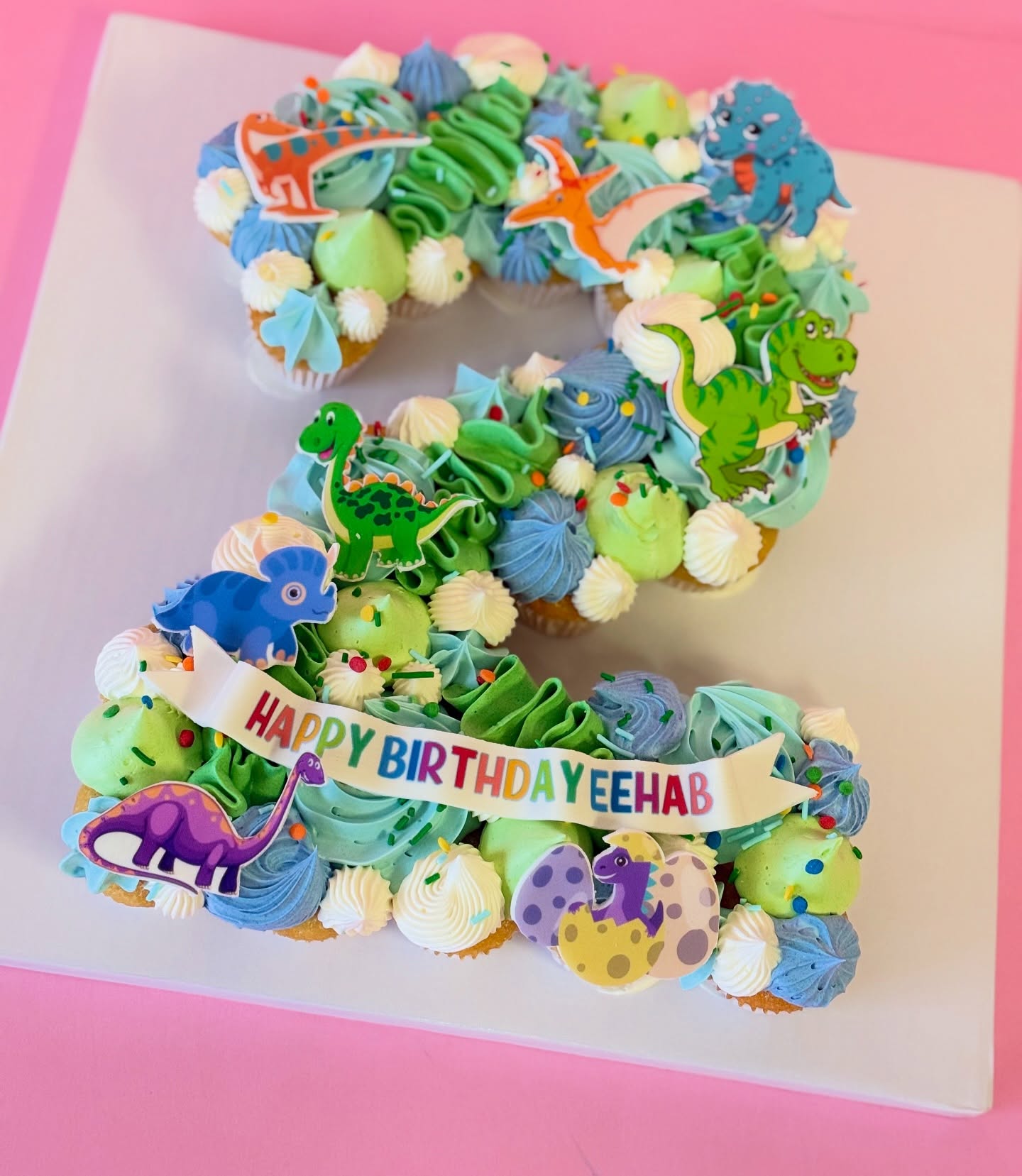 Two-rrific and dino-mite 🦖🧁
Get your custom cupcake pullapart by emailing us for a quote at swirlsstreetsville@gmail.com (please allow at least 1 week’s notice for these fun creations!).
#MississaugaBakery #MississaugaCakes #MississaugaEats #SupportLocalMississauga #GTAEats #NutFreeBakery #CupcakeCake #CupcakePullApart #NumberCupcake #CustomCupcakes #BirthdayCakes #KidsBirthday #DinosaurCake #DinoParty #ButtercreamLove #CakeDesign #BakeryLife #SweetTreats #ShopLocalCanada