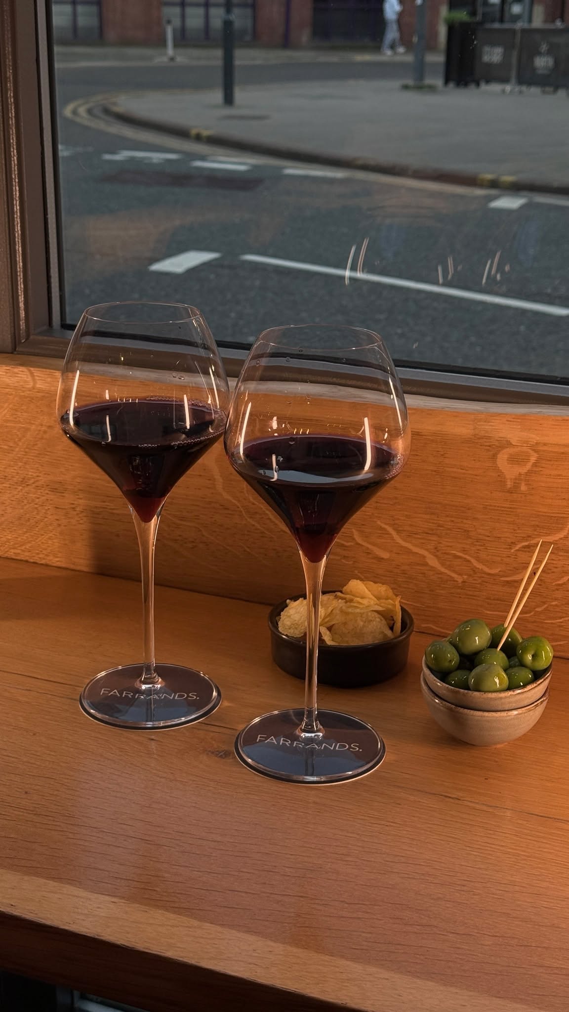 Wine poured, seats by the window and the bar already moving 🍷
Good for a quick one after work or the kind of evening that ends up going further plan planned!