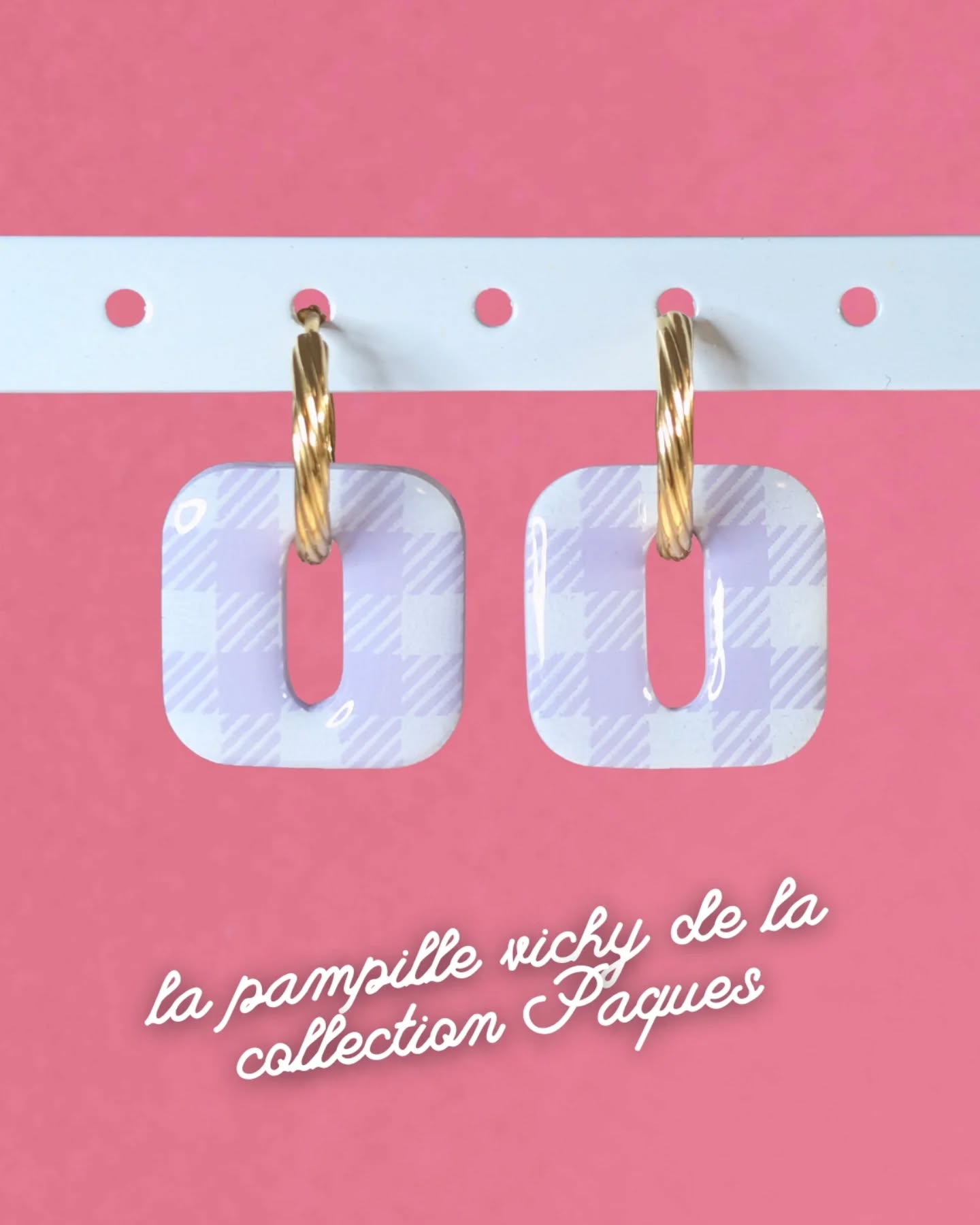Le modèle vichy qui sent bon le printemps 🌸💜
Doux, lumineux, facile à porter…
le genre de pampilles qui fait toute la différence dans une tenue ✨
Comme toujours, chaque paire est faite à la main avec amour 💕
RDV dimanche 29/03 💌
#stylecoloré #bijouxfaitsmain
#idéecadeau #bijouxprintemps #ootd