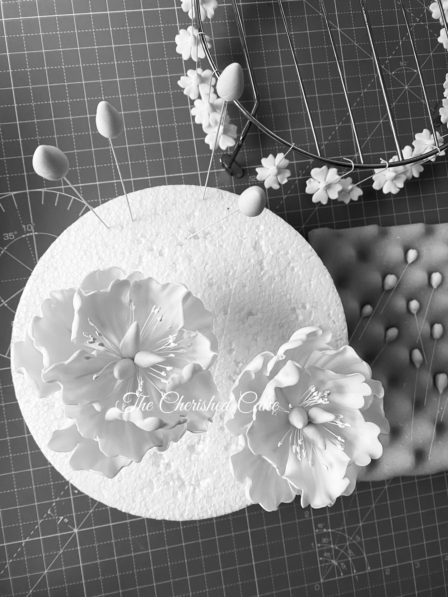 Today was a sugar flower day 🌸
Quiet hours shaping petals… one of my favourite parts of the process.
I choose to work with sugar flowers because it allows me to design each cake as a complete piece of art ☺️
So that every detail feels intentional, harmonious, and beautifully considered.
.
.
.
#sugarflowerart #sugarflowers #weddingcakedesign #awardwinning #cakedesign