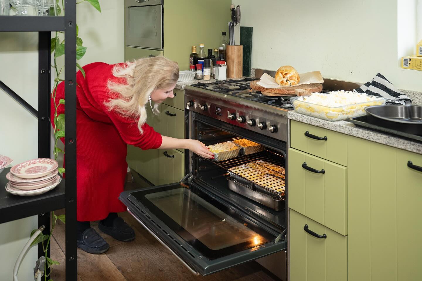 Ik wens jullie allemaal een hele fijne, warme en knusse kerst!🎄✨
Hèt moment om een beetje extra aan een ander te denken, onze overeenkomsten te zoeken ipv de verschillen en lief te zijn voor elkaar.
Kerst is niet voor iedereen een feestje. Ik heb ook kerstdagen gehad dat ik me juist extra eenzaam voelde. Dus mocht jij deze dagen wat meer uitdagingen voelen.. weet dat je nooit alleen bent❤️✨
Dank jullie wel voor het zijn van mijn community en voor al jullie donaties voor het voedselbank project!