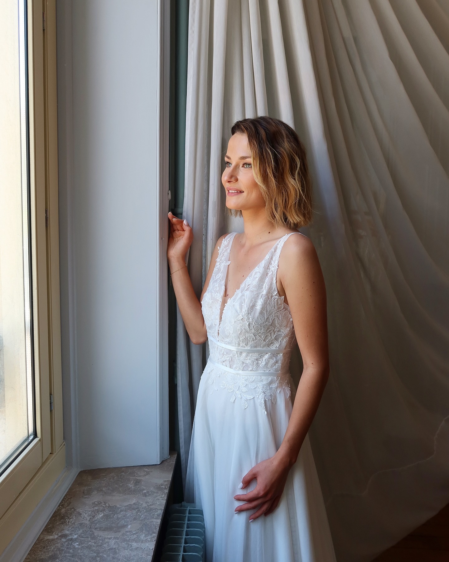 la Robe Taylor 🪽 présente une coupe élégante avec un corsage en dentelle qui présente un décolleté en V profond. La jupe est fluide, en tulle léger, offrant une allure romantique et aérienne.
disponible en taille 42 (location)
Robe - cérémonie - mariée - mariage - lille
#robedemariee #location #lille #lillemaville #mariee