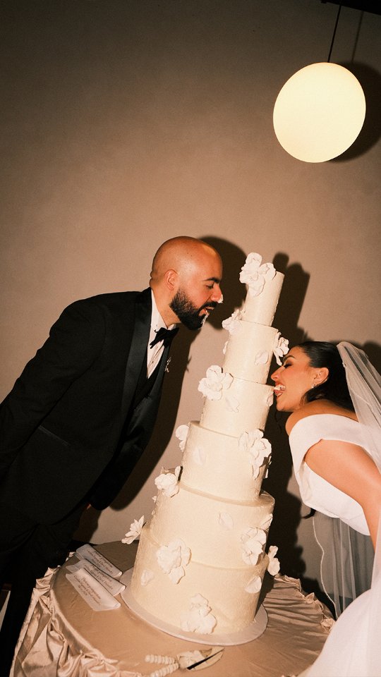 El video de bodas de Caro y David!
.
Caro y David tuvieron una boda muy romántica y divertida, una pareja de novios que disfrutaron hasta el último aironazo que hubo el día de su boda!
.
La boda de Caro y David fue una perfecta combinación llena de cosas, risas y buenas vibras. Nos encantó ser parte de este momento y reír por todos estos pequeños detalles que los llevaron a vivir uno de los días mas increíbles de su vida
.
Muchas felicidades chicos!
.
Bride. @caroambriz
Groom. @daveazuara
.
Photo&Film @bm.weddings
Ceremonia: @bypaolatamez___
Makeup and hair: @cristinatovar.beautystudio
Flores y decoración: @conceptosferz_eventdesign
Iluminación: @afterlightmx
Papelería: @avpapierstudio
Pastel: @alexandratrevinomx
DJ: @chuchoteliz_
#weddinginspiration #weddingshoot #weddingidea #weddingday #weddingvideo