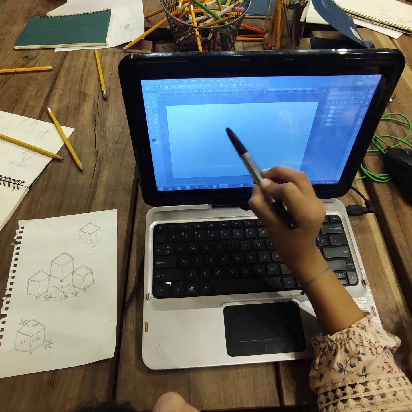 Learning to work on ideas and branding as a team. Sketching and using my old computer. This old boy has new owners. Treat it with care kids at @ladle.mx
Aprendiendo a trabajar en ideas y branding en equipo. Dibujando y usando mi vieja computadora. Este viejo tiene nuevos dueños. Cuídenlo con cariño, chicos de ladle