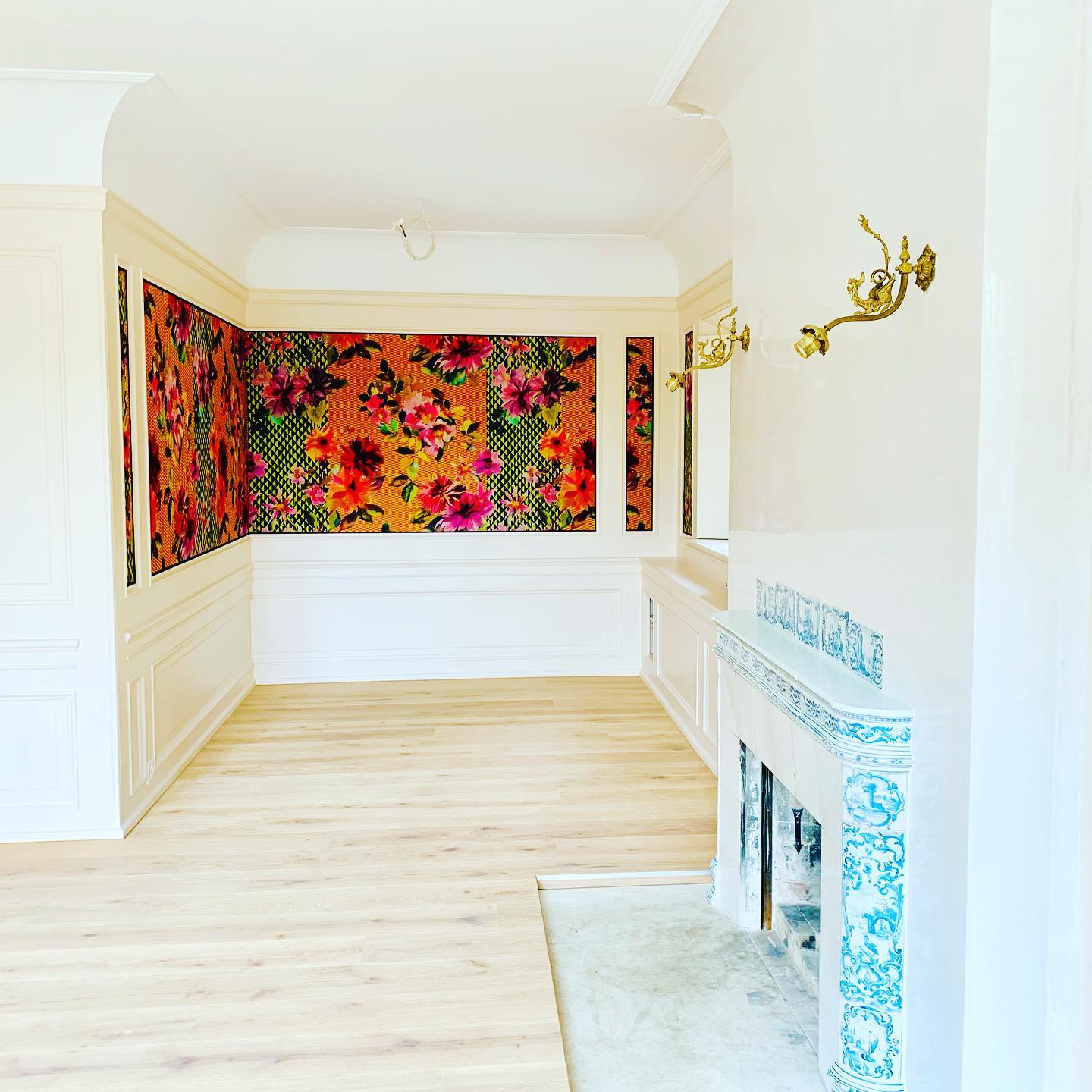 Traditionelles Handwerk. Wir durften bei der Wiederherstellung einer Winterthurer Villa eine Wandverspannung machen. Der Stoff ist eine modernere Umsetzung. Ein Leinenstoff von Designers Guild inspiriert von der Naturforscherin aus dem 19 Jahrhundert, Isabella Bird. Somit trifft sich die Zeit wieder. #rostoffe #innendekorationen #dekoration #wohnen #polsterei #vorhänge #wandverspannung #interiordesign #natürlichwohnen #winterthur #swissdesignblog #Innenarchitektur #Handmade #swissmade #handwerk #innenarchitektur #zuerich #zürich #designersguild #isabellabird