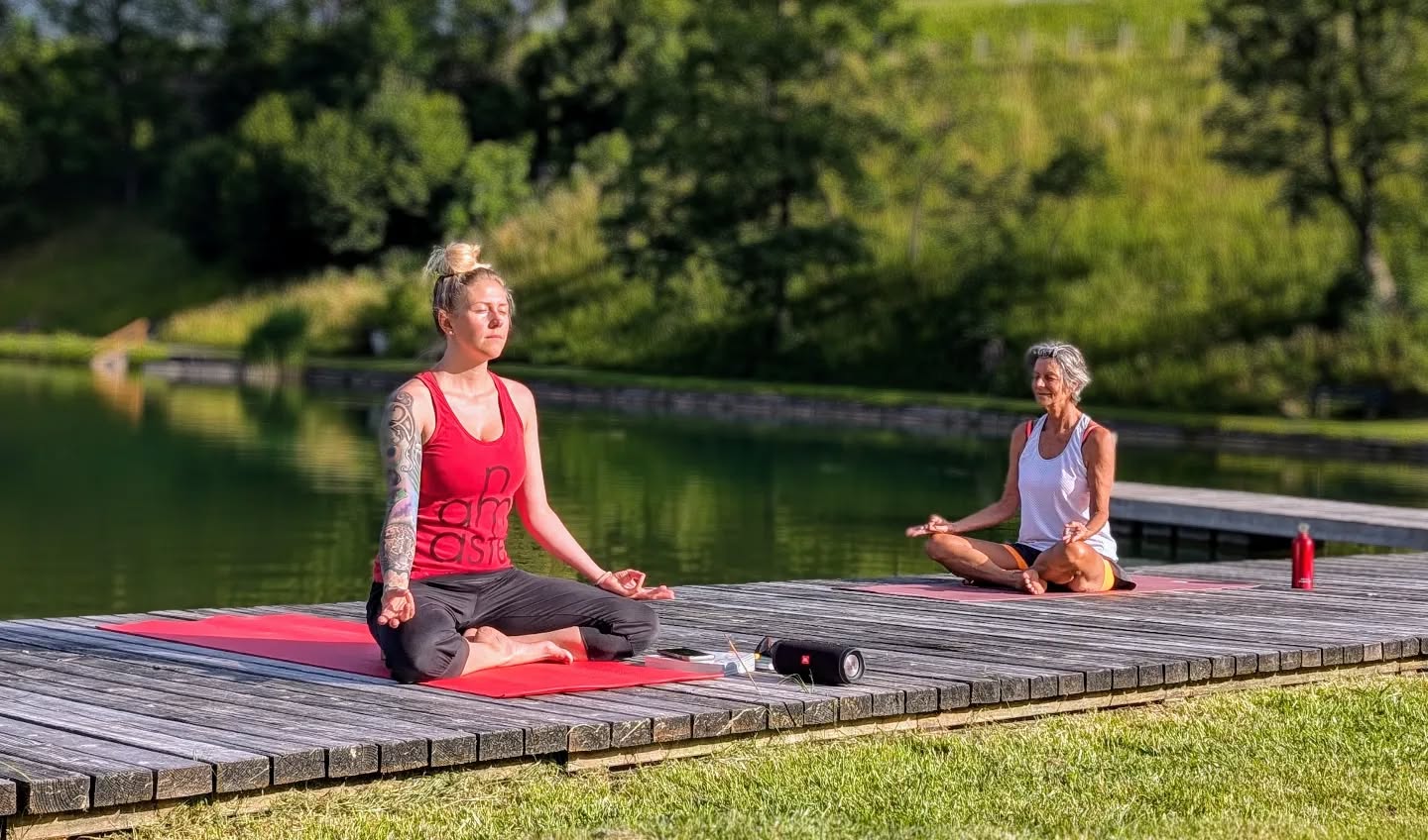 Freiluft-Yoga am Reither See versteht sich als Einladung, die Herausforderungen des Alltags abzulegen, um sich dem Naturgenuss und der Entschleunigung hinzugeben.
Wir üben Yoga unter freiem Himmel direkt am wunderschönen Naturbadesee. In den Yogastunden praktizieren wir Yogapositionen sowie Atem- und Entspannungsübungen aus dem Hatha Yoga, die das Körperbewusstsein und die Gesundheit fördern und Körper, Geist und Seele in Einklang bringen.
Geeignet für alle Interessierten mit und ohne Yogavorkenntnisse: https://www.yogawellbeing.at/service-page/freiluft-yoga-am-reither-see?referral=service_list_widget
.
.
#yogawellbeing #inbalance #yogatirol #yogaamsee #reithimalpbachtal #lovetirol #reithersee #yogaaustria #enjoylife #naturpur