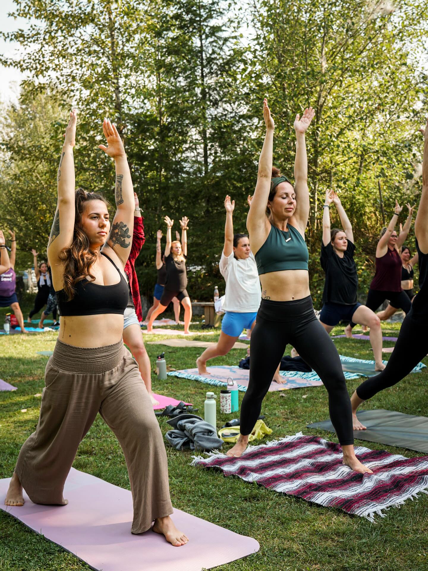 Fun fact: the majority of these women have already sipped their morning coffee in a hammock, cold plunged in the river & hit the sauna before this 10am class. 😮💨 Who’s ready for these mornings?!