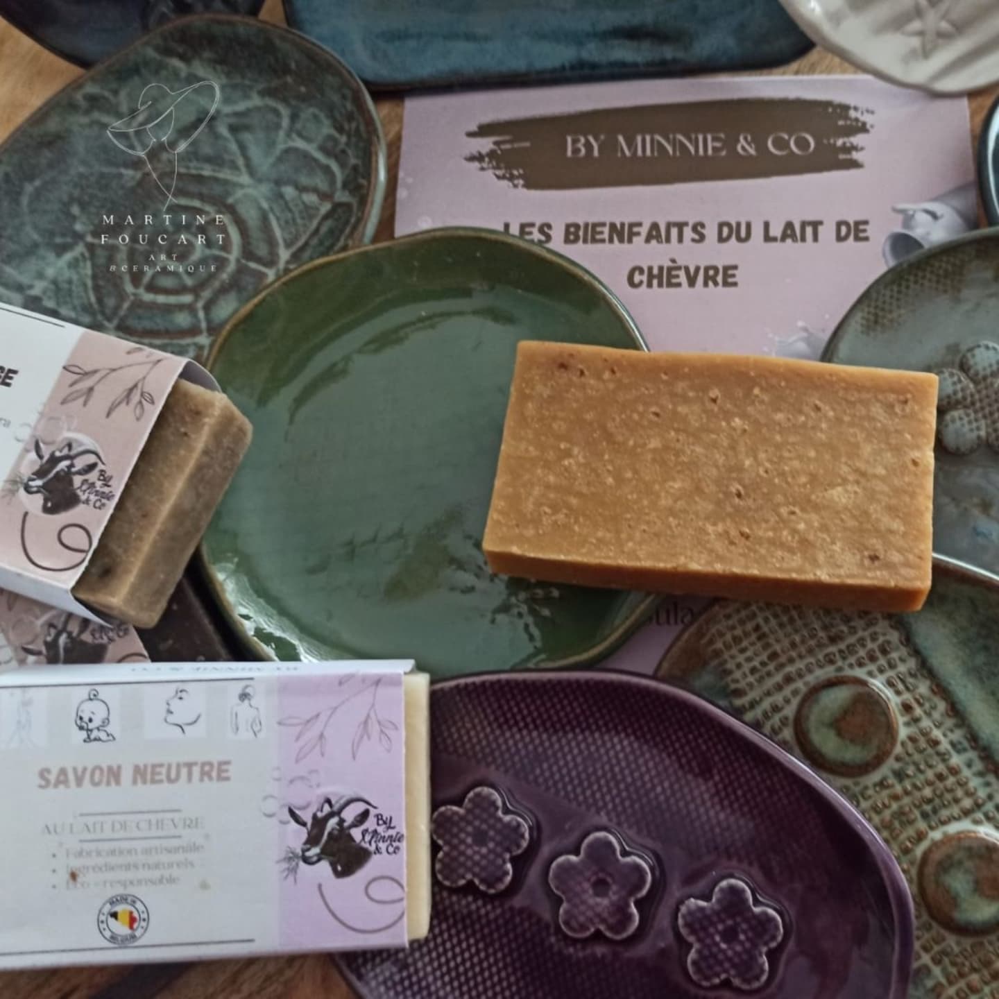🎉 NEW COLLAB !!!
Le combo gagnant ? Des porte-savons élégants et uniques associés aux savons tout doux au lait de chèvre de @by_minnie_and_co productrice belge 🐐
Chaque pièce est façonnée à la main, pensée pour chouchouter votre peau et sublimer votre salle de bain.
Local, artisanal, durable : ce duo a tout bon ✨
📍 Découvrez une sélection des pépites de @by_minnie_and_co dès dimanche prochain sur mon stand à Tour & Taxis !