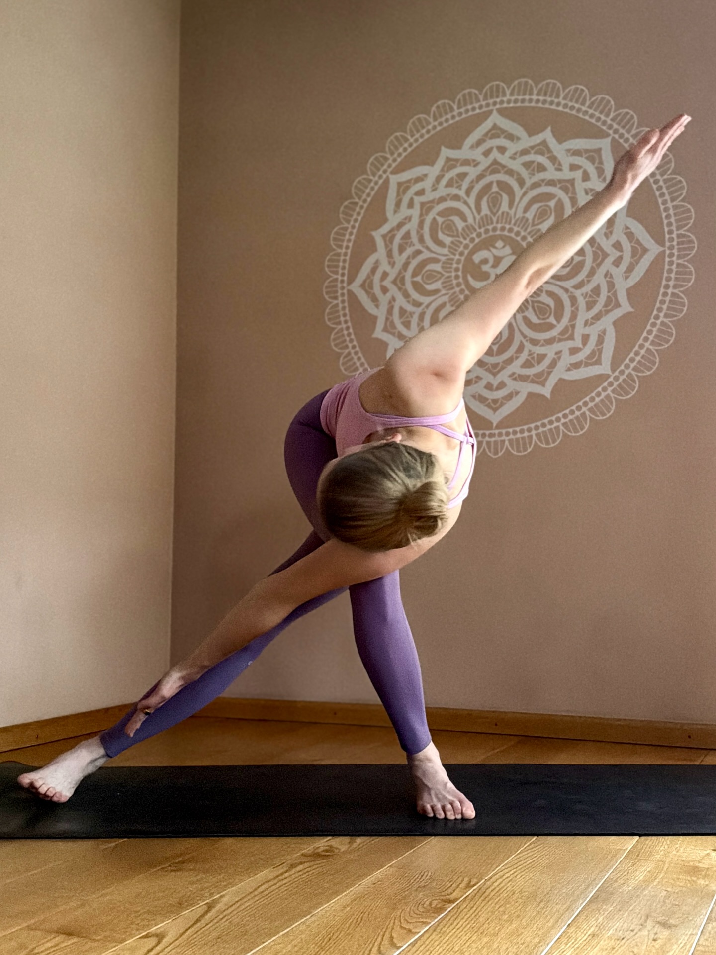 ᵂᴱᴿᴮᵁᴺᴳ I wanted to share this thought because it feels so relevant: our attention doesn’t always land on “what’s here” by itself.
So much around us constantly points to what’s missing — it’s how marketing works, it’s how we get pulled outward. Scarcity, for me, is more than a thought. It’s a reflex that creates inner restlessness — a constant urge to fix, optimize, do.
Abundance in contrast doesn’t mean pretending everything is perfect. It’s a top-down choice: deliberately placing my focus on what’s already here — in my body, my practice, my life — before I go looking for the next thing. It creates enough space to stay present and evaluate: does this really need action — or does it need trust, and the willingness to let things settle on their own?
Yoga reminds me of this every day. It’s up to us to where we bring our attention.
🇩🇪👇🏼
Ich wollte diesen Gedanken teilen, weil er sich gerade so relevant anfühlt: Unsere Aufmerksamkeit landet nicht automatisch bei dem, was „da ist“.
So vieles um uns herum zeigt uns ständig, was fehlt — so funktioniert Marketing, so werden wir nach außen gezogen. Mangel ist für mich mehr als nur ein Gedanke. Es ist ein Reflex, der innere Unruhe erzeugt — dieses ständige Bedürfnis, etwas zu reparieren, zu optimieren, zu tun.
Fülle dagegen heißt nicht, so zu tun, als wäre alles perfekt. Es ist eine top-down Entscheidung: meinen Fokus bewusst auf das zu legen, was bereits da ist — in meinem Körper, meiner Praxis, meinem Leben — bevor ich nach dem Nächsten greife. Das schafft genug Raum, präsent zu bleiben und zu prüfen: Braucht es wirklich eine Aktion — oder braucht es Vertrauen und die Bereitschaft, manches sich auch von alleine beruhigen und ordnen zu lassen?
Yoga erinnert mich jeden Tag daran. Es liegt an uns, wohin wir unsere Aufmerksamkeit richten.
#mindfulness #yogalife #yogainspiration #yogadeutschland #yogashapes