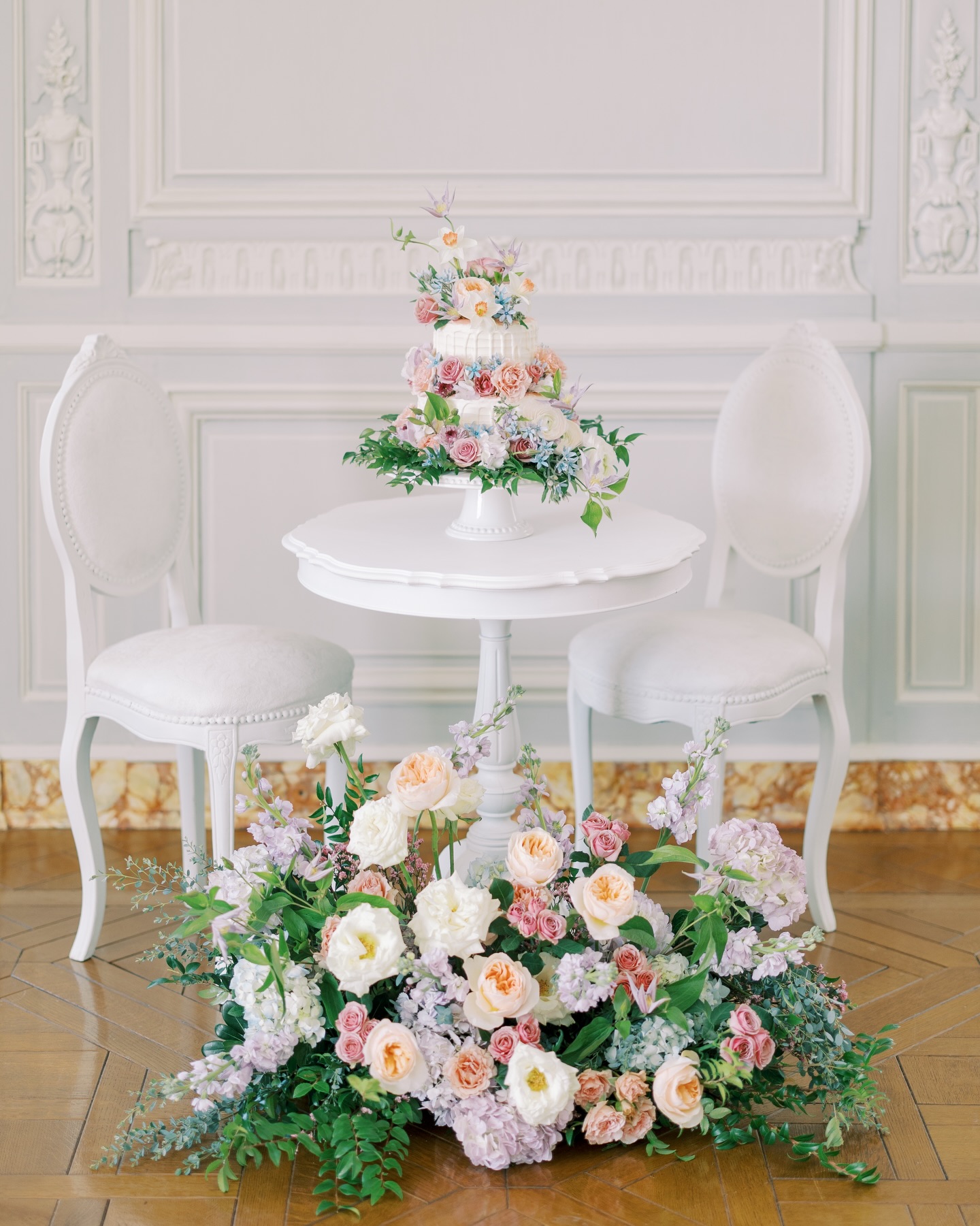 Just casually bringing spring indoors… one cake at a time
@juniperrosefloralmn
@styledby__marissa
@andreareismakeup
@somethingsweetcakes
@ivorybridalco
@piccadillypours