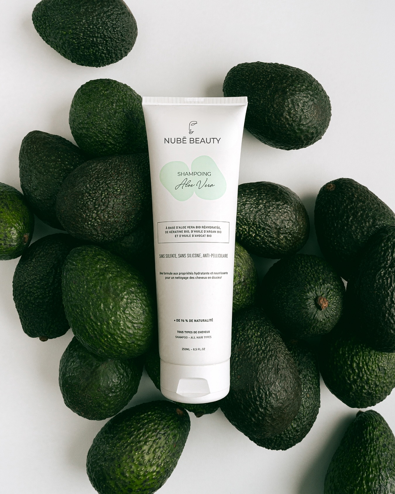L’Hydratation qui change tout.
Propre, brillante, hydratée : le style de chevelure que tu n’arrêtes plus de toucher.. 🥑✨
Ce n’est pas juste un shampoing.
C’est une expérience.
Sans sulfates, sans silicones.
Bienvenue dans ta nouvelle obsession. 🫧🥑✨
#NubeBeauty #HairRoutine #CleanHairCare #HealthyHair GlossyHair