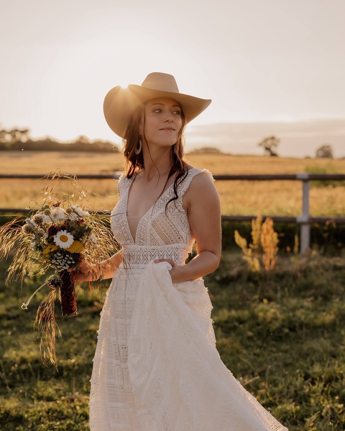 Ihr lieben,
was soll ich sagen – es war einfach ein traumhaft schönes Styled Shooting! Es hat so viel Spaß gemacht und ich durfte mit so tollen Dienstleistern zusammenarbeiten. Ich bin unglaublich dankbar für jeden einzelnen von ihnen, dass sie meine Idee von einer Western-Hochzeit so wundervoll mit mir umgesetzt haben.✨
Wie findet ihr die Ergebnisse?
________________________
Fotografie: @goldenmomentsjournal
H&M: @nevindarwishmakeup
Deko: @la_boheme_com
Floristik: @blumiges_kronach
Kleid: @schillers_braeute
Traurednerin: @miteigenenworten
Location: @countryscheuneeinod
Models: @kerstin_breitenbach & Marco
#country #westernstyle #westernwedding #wedding #styledshoot #freietrauung #sunset #paarfotografie #couplesphotographysession #fotografie #sony #weddingdress #cowgirlmagazine #westernphotography