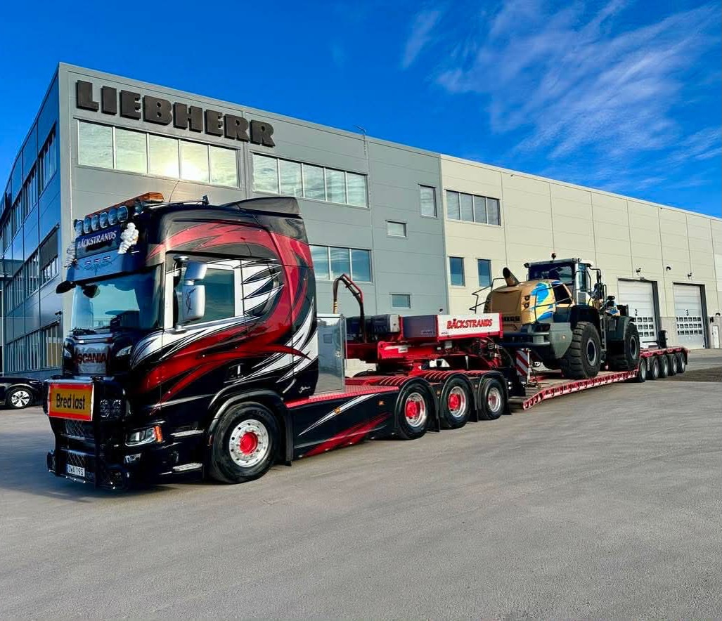 Liebherr L 580
Västerås -> Mockfjärd 🥳☀️
#liebherr #liebherrl580
#bäckstrandstrailer #maskintrailer