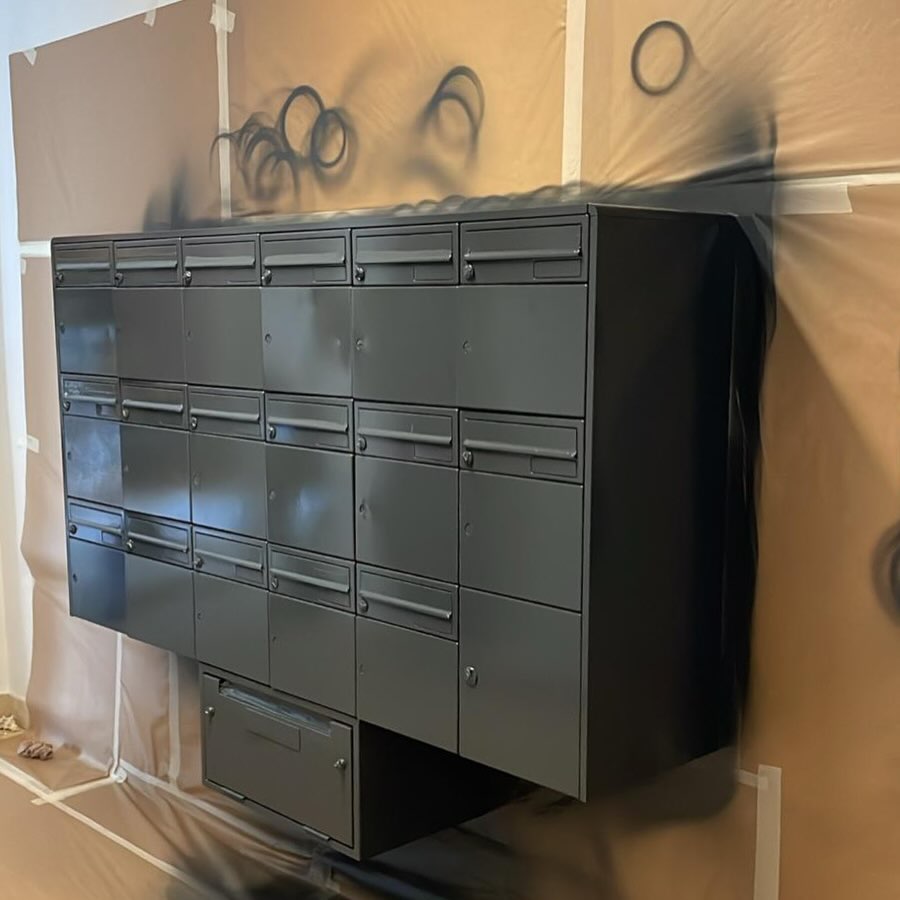 Rénovation d’une série de blocs de boîtes aux lettres…
On intervient en horaires décalés pour ne pas déranger le planning de la Poste ✉️📦🤩