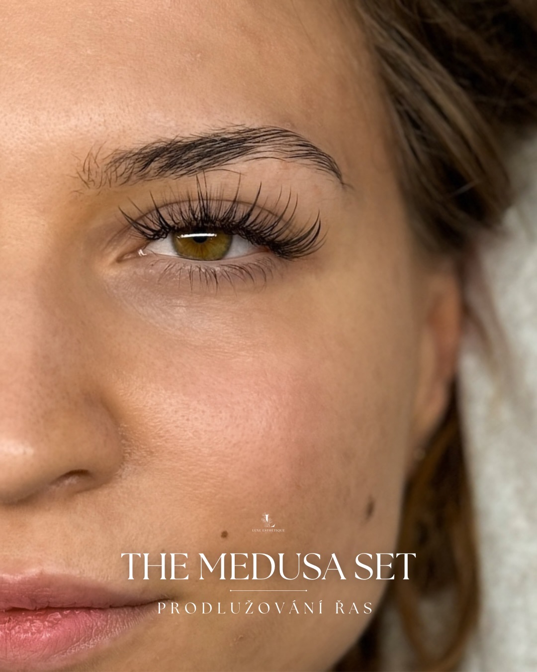 Oh, we looove 👀💗 The Medusa set je texturovaný set tvořený z několika typů materiálů řas a se specialním zakřivením. Tvoří tak tento multi-dimensional set, který krásně otevře oči 😍 Custom-made sety na přaní klientky by Anna Huyen ✨ #medusalashes #lashextensions #rasy #rasypraha #prodluzovaniras