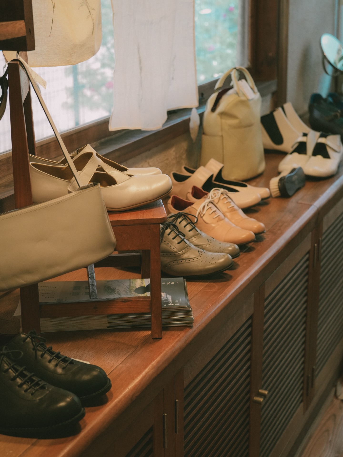 12/12〜12/14 神奈川県平塚市
「雨ト音」様でのオーダー会の様子
@ame_to_oto
From December 12 to 14,
A pop-up event featuring shoes by a traveling shoemaker was held at “雨ト音 - Ame-to-Oto -“ in Hiratsuka, Kanagawa, Japan.
Non-Japanese customers are also welcome to place custom shoe orders, but please allow 3 months for delivery. You may also purchase samples. For event information, please refer to the details below and our website or the “Traveling Shoemystar” account. @shoe_mystar
──────────────────────────
📍全国で革靴のオーダー会、サンプル販売会を実施中!
👉🏽ご予約は概要欄のURLから承ります。
3月 March
3/19(木)〜23(月)石川金沢 ISHITAYA
3/19(木)〜23(月)神奈川大磯 ツキヤマ
3/25(水)〜3/29(日)三重名張 百代
3/26(木)〜3/29(日)山口光 Drogurie Ikeoka
4月 April
4/3(金)〜4/6(月)沖縄那覇 あめいろ食堂
4/7(火)〜4/12(日)沖縄那覇 デパートリウボウ3階
4/9(木)〜4/13(月)富山 余白社
4/15(火)〜4/19(日)北海道札幌 三越3階
4/16(木)〜19(日)北海道小樽 vivre sa vie+mi-yyu
4/21(火)&4/26(日)〜4/28(火)北海道札幌円山クラス Doggie Dou!!
4/21(火)〜4/25(土)北海道江別 そら豆ガラス
4/25(土)〜4/27(月)山形上ノ山 toki no niwa
4/30(木)〜5/3(日)千葉県小倉台 kiredo
───────────────────────────
👞Our Brands
@2ten1ryusouhonpo
@five_rings_collection
🙎♂️旅する靴職人 -Traveling Shoemystar-
@shoe_mystar
@hachi.to.kutsu
📷Photographer
@arven.studio.jp
#整形靴 #shoe #革靴 #leather #cafe