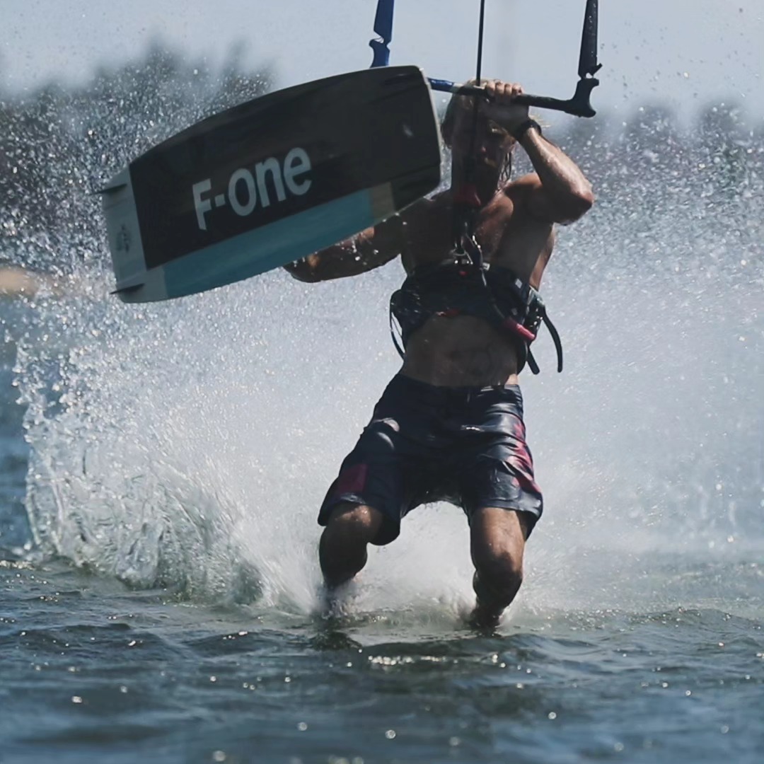 Jesteśmy na półmetku drugiego turnusu w Brazylii.
Pierwsza ekipa wyjechała szczęśliwa z dużą dawką witaminy D i jeszcze większą dawką progresu!
Druga grupa eksploruje kolejne malownicze spoty i odkrywa piękno brazylijskiego wybrzeża. Dzisiejszy przystanek - Barra Grande.
Stay tuned'n'salty.
#brazil #kitetrip #kitesurfing #staysalty #jericoacoara #cauipe #progress #sun #sunset #beach #moonshine #fone