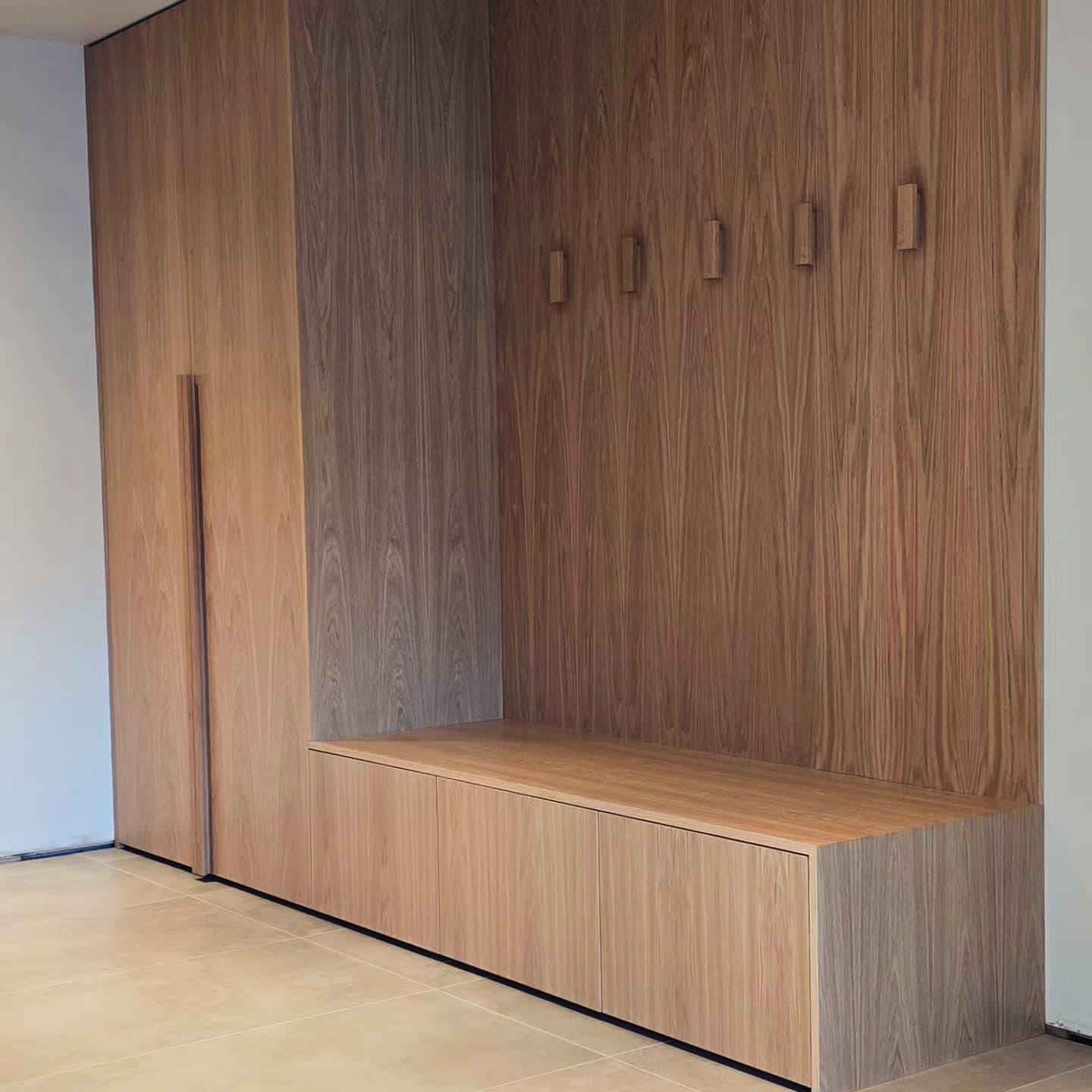 .
Garderobe i oljet eikefiner med sittebenk med skuffer for oppbevaring 🤩
.
.
.
#møbler #furniture #eik #interiør #interior #woodwork #nordiskehjem #oak #custom #innredning #garderobe