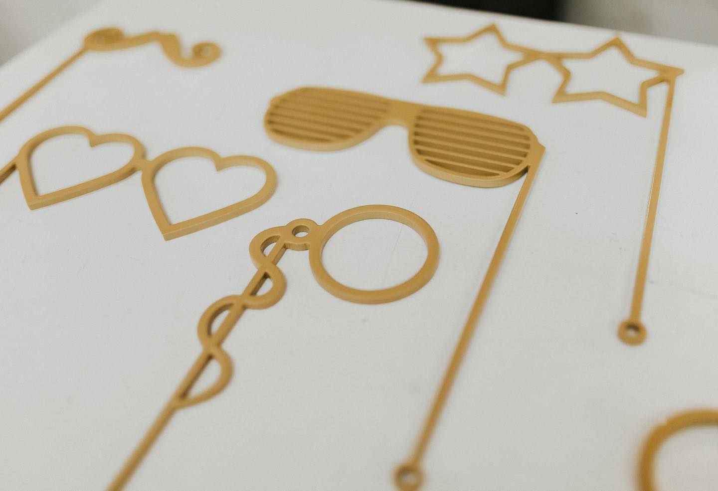 I don’t know how many times we’ve invested in stick props only for them to be ripped apart. Our gold metal props have been the BEST solution. They are heavy, high quality, and are just so dang pretty. We currently are providing them for all our rentals ✨