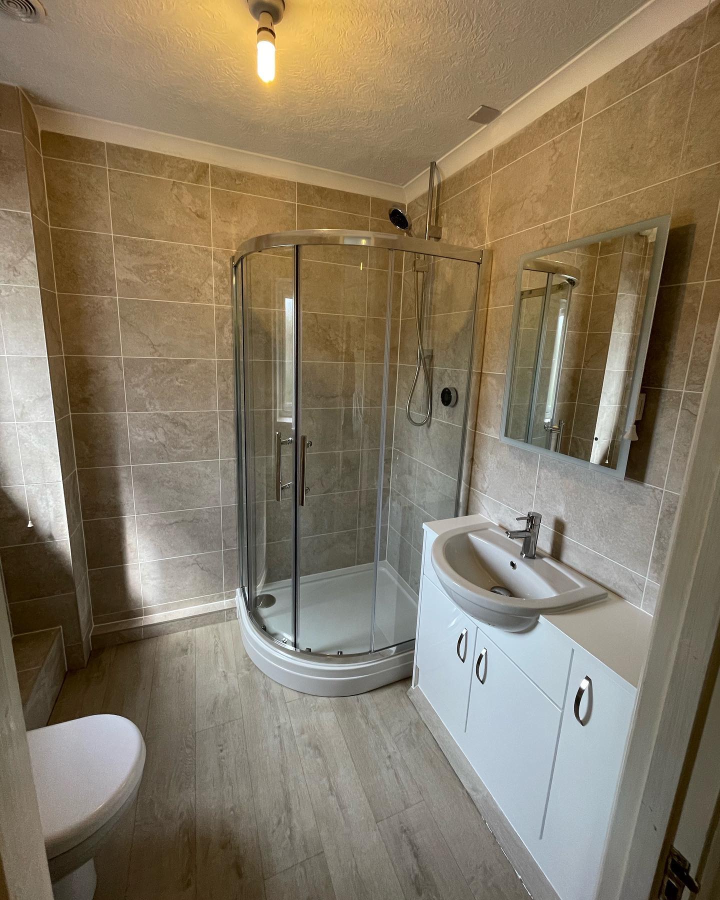 New en-suite complete 🚿
.
.
.
.
#plumbing #plumbproud #plumblife #plumber #plumbers #plumbinglife #plumbinglife👷 #shower #showerroom #showerdesign #mira #mirashowers #mirashowersuk