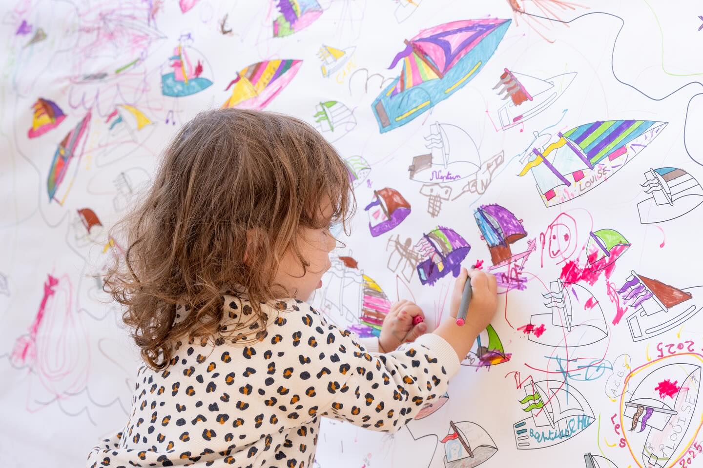 Sur le village du Tour de Belle-Île on pense aux marins professionnels mais aussi aux jeunes mousses ! ⚓️
Alors rendez-vous du 8 au 10 mai pour donner vie au coloriage géant ! 🧑🏼🎨