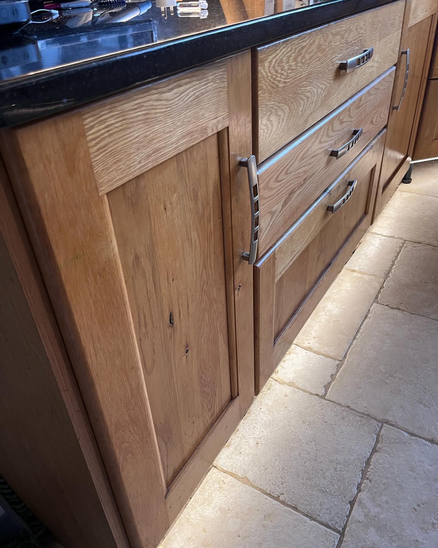 The first kitchen of the year went from a very dull oak to a very bright warm white from @colourtrendpaints range Eiderdown. We used a HVLP sprayer to get a really fine spray finish on this one. We also installed new kick boards for our client as her old ones were falling apart. Give us a DM if you’d like your kitchen like this one! #moranpainting #kitchenspray