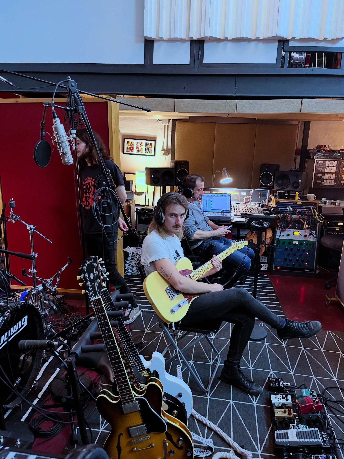 Grabando a la joven banda Puya. Rock cantado en andaluz con frescura, potencia y un entusiasmo contagioso.
Alex y Carlos, junto con Arturo a la batería, registraron las bases de 4 canciones.
Juan Diego Navarro de @b_roomstudio está a cargo de la producción. Con Juan Diego ya tuve el gusto de trabajo junto a Briatore.
En esta ocasión grabamos instrumento a instrumento , lo que nos permitió explayarnos con los amplis de guitarra y sus volúmenes...
Ganas de continuar con el proyecto.
@lospuya @jdinavarro #rockespañol #estudiodegrabacion #recordingsession #costadelsol☀️