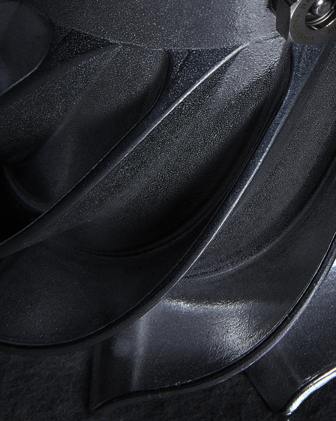 Il profilo iperbolico delle 12 palette nella caldaia guida il flusso di gas caldo, creando un vortice che avvolge la Turbo Moka.
Il risultato:
ebollizione in meno di due minuti,
caffè meno bruciato,
manici che restano freddi.
Queste palette turbofan sono state progettate, calcolate e integrate in ogni dettaglio.
Nei motori a turbina, la loro geometria è ottimizzata per gestire flussi di alta e bassa pressione, trasformando energia in velocità, precisione e controllo.
È la stessa ingegneria che fa volare milioni di aerei, con la massima efficienza possibile.
Qui, ogni caloria di energia viene utilizzata per ciò che conta:
il caffè della moka che ami.
Dalla turbina… alla tazzina.
Metti il Turbo. ☕✈️
#TurboMoka #Engineering #ItalianEngineering #MadeInItaly #Moka
pH @simone_falcomer