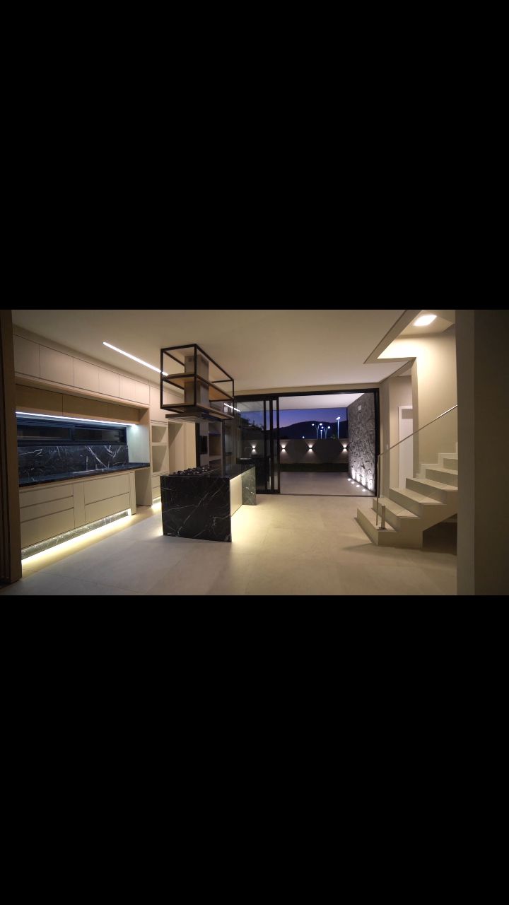 Casa Francês | 2024
A Casa Francês reflete o compromisso da Kubiko com a qualidade e o rigor construtivo.
Com 261 m² de área construída, o projeto privilegia a integração dos espaços sociais com o jardim. A área gourmet amplia as possibilidades de uso, conectando interior e exterior de forma natural.
No térreo, uma suíte garante acessibilidade; no pavimento superior, há outras três suítes, incluindo a máster, com closet, varanda e um banheiro com cuba dupla e dois chuveiros.
Os materiais e acabamentos de alto padrão refletem o cuidado aplicado em cada etapa da obra. Entre eles, destacam: pedra natural, porcelanatos Portobello em grandes formatos, portas externas em ACM, esquadrias de alumínio preto, persianas elétricas e mobiliário sob medida na cozinha e nos banheiros.
Ficha técnica:
Localização: Ingleses, Florianópolis, SC – Brasil
Tipologia: Residência unifamiliar em condomínio fechado
Arquitetura: ProjetArt – Brasil
Ano de conclusão: 2024
Área construída: 261 m²
Área total: 423 m²
Unidades: 1
Dormitórios: 4 suítes (1 no térreo + 3 no pavimento superior)
Banheiros: 4 + 2 lavabos
Vagas de garagem: 4 (2 cobertas + 2 descobertas)
Diferenciais: Arquitetura contemporânea com espaços sociais integrados, suíte no térreo, fachada voltada para o leste, excelente iluminação e ventilação natural, e mobiliário sob medida na cozinha e nos banheiros.
.
www.kubiko.com.br
#kubiko #florianopolis #investimento