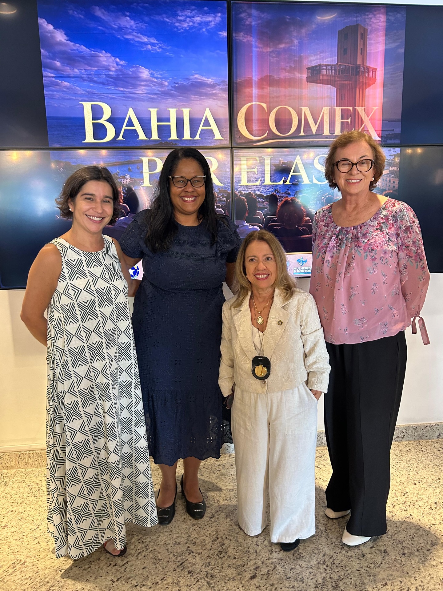 Hoje participamos do “Bahia Comex por Elas: Diálogos que transformam”, um espaço potente de troca, aprendizado e fortalecimento do protagonismo feminino no comércio exterior da nossa Bahia. 💜✨
Seguimos apresentando e construindo políticas públicas que ampliam oportunidades para as mulheres, fortalecendo sua presença na economia e nos espaços de decisão.
📍 Auditório da FIEB, em Salvador
📸 Fotos: Ane Novo | ASCOM SPM
#BahiaComexPorElas #Mulheres #PolíticasParaMulheres #Bahia