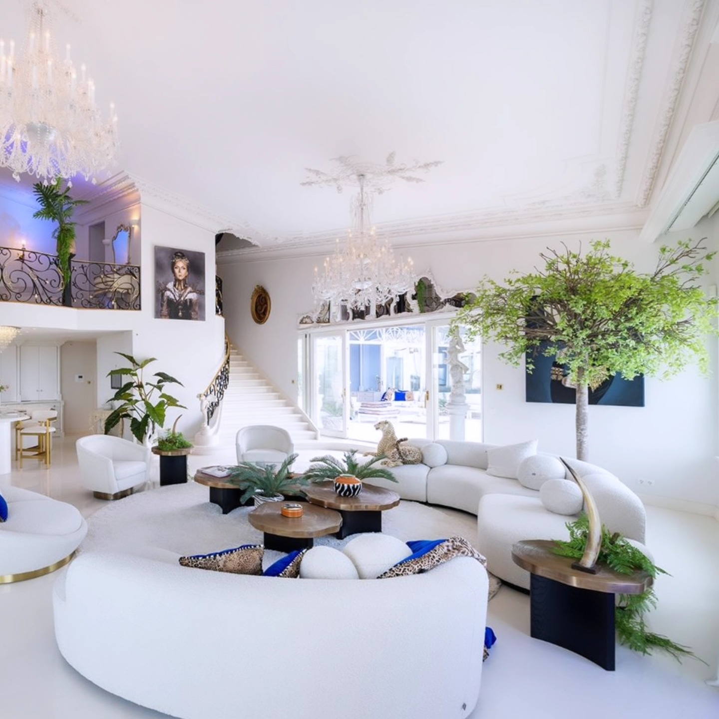 Stunning penthouse with amazing roof garden at the best possible location in the city centre of Eindhoven. A truly unique designed luxurious decorated property with breathtaking views.
#luxuryrealestate #penthouse #amazingview #dreamhouse #staetenhof