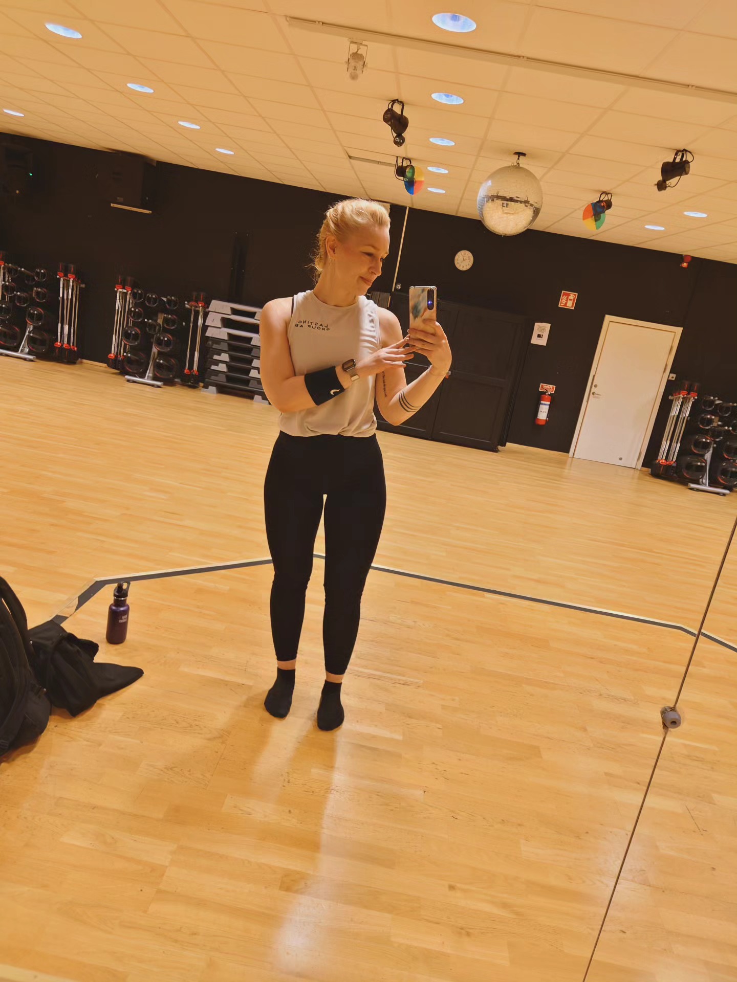 Hej mitt i sommaren! Hur har ni det? 💚
Jag har precis kommit hem från en helt fantastisk vecka på Öland där vi fick in en fullträff på vädret ☀️🤩🍓
Jag tänkte kika in för att säga att jag kommer dyka upp i Huddingehallen ett gäng kvällar nu under sommaren om du vill haka på och köra lite gruppträning, swipea! ➡️
Det blir styrka med redskap, styrka för Ben-Mage-Rumpa (BMR) och rörlighet ✨🙏
Det går att lösa enkelbiljett eller köpa klippkort 💪
✳️ Pillan ✳️