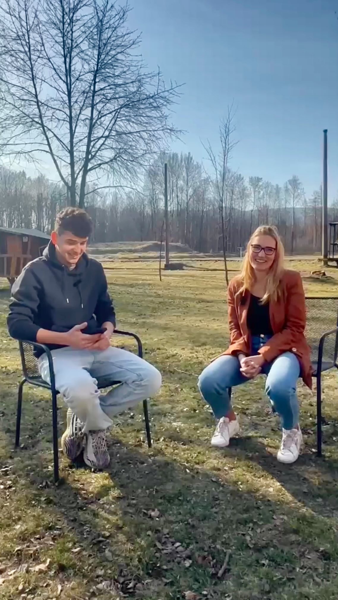 Tato sympatická žena každý den září jako sluníčko od Barcelony až po Kanadu. Co bychom si taky bez její pozitivní energie počali? Dovolte Samovi z EL3 představit vám naši milou paní učitelku angličtiny a tělocviku, paní Ivanu Kubíčkovou! 🦹🏼♀️