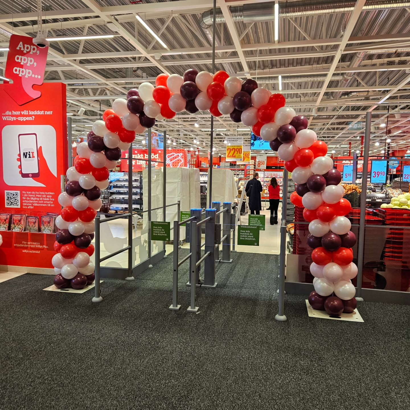 En annan variant av ballongbåge i entrén för att välkomna kunderna in i butiken.
Denna gång skapades dekoren till Willys öppning i Östhammar, i toner av vitt, ljusrosa, burgundy och rött. ✨️🎈