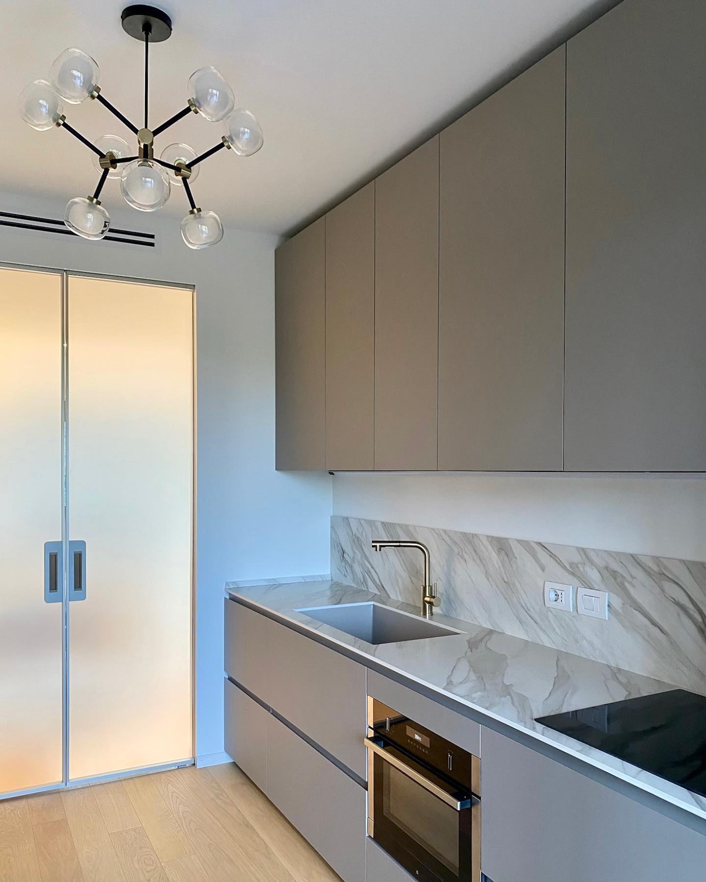 Cucina,
Qualche foto del cantiere..
#apiuaarchitetti #architettitorino #architettura #ristrutturazione #ristrutturazionetorino #interiordesign #lightdesign #design #kitchen #kitchendesign #modulnova #modulnovacucine #albed #tooy