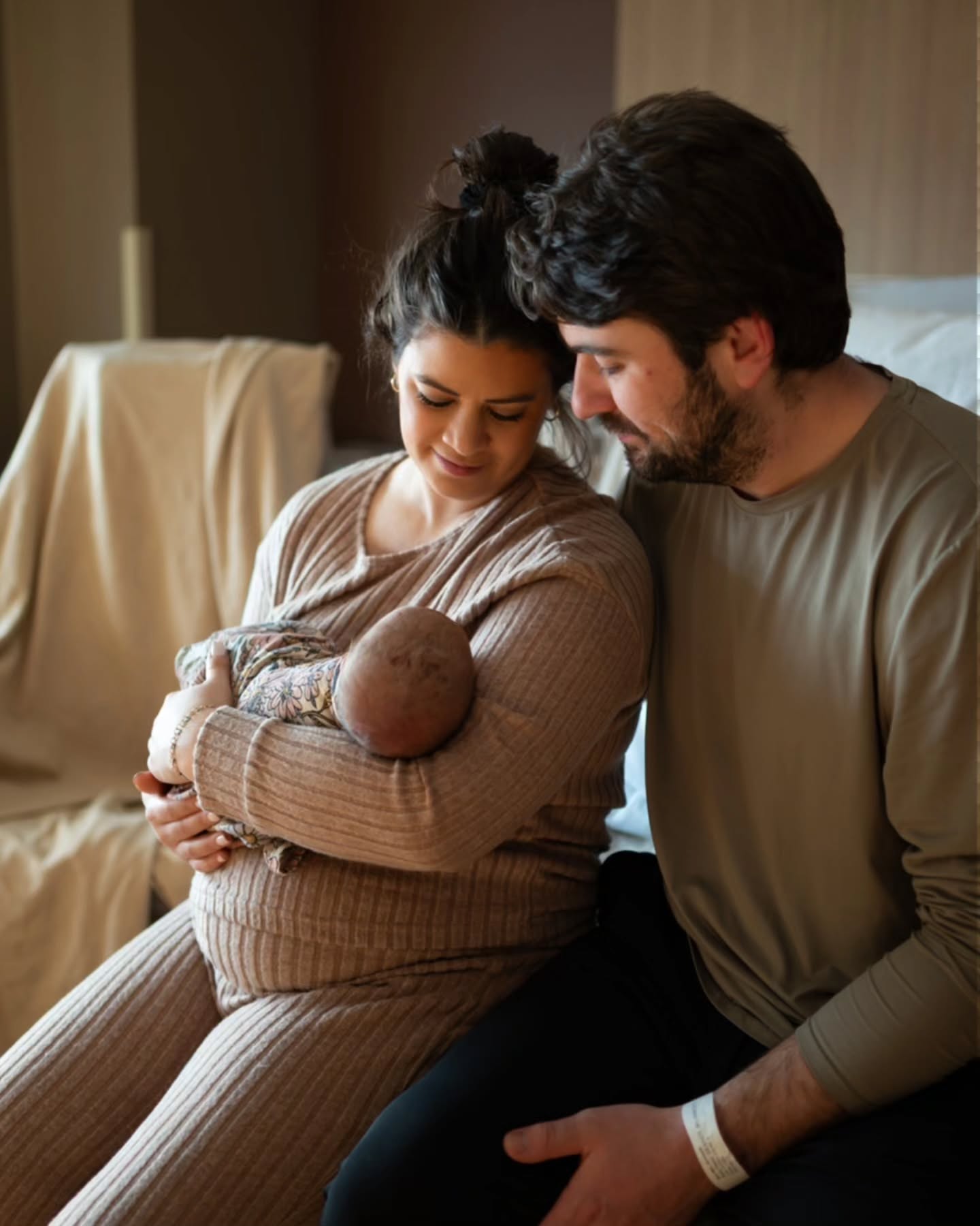 The sweetest fresh 48 session for Macey and Jordan 🥹
I'll aways swear by this...having a baby doesn't just bring a new life into this world, it breathes life into everyone around them. To hold someone so small and innocent or even to look them in the eyes is to have a sense of peace and hope for this world. Babies truly are the greatest blessing.
Big congratulations to this beautiful little family, She is an absolute doll. ❤️
#fresh48 #newbornphotography #baldwinphotographer #wisconsinweddingphotographer #hudsonphotographer