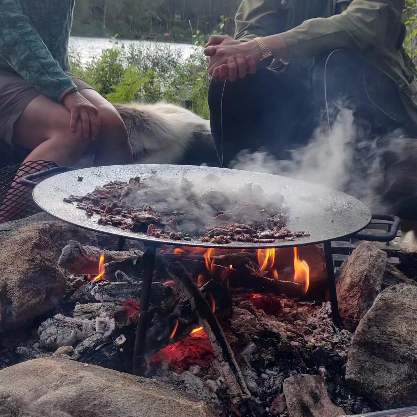 I helgen hade vi utvärderingsmöte med alla inblandade i vår samiska vecka som gick av stapeln under våren.
Sameföreningen bjöd in representanter från Studieförbundet Vuxenskolan, Göteborg Stad och Länstyrelsen Västra Götaland till vår kåta och bjöd på suovvas och kaffe med ost.
Tips - visste du att man kan hitta suovvas från svenska Sápmi på Saluhallen i Majorna? ❤️💚💙💛
#samiskadagar #suovvas #samarbete
