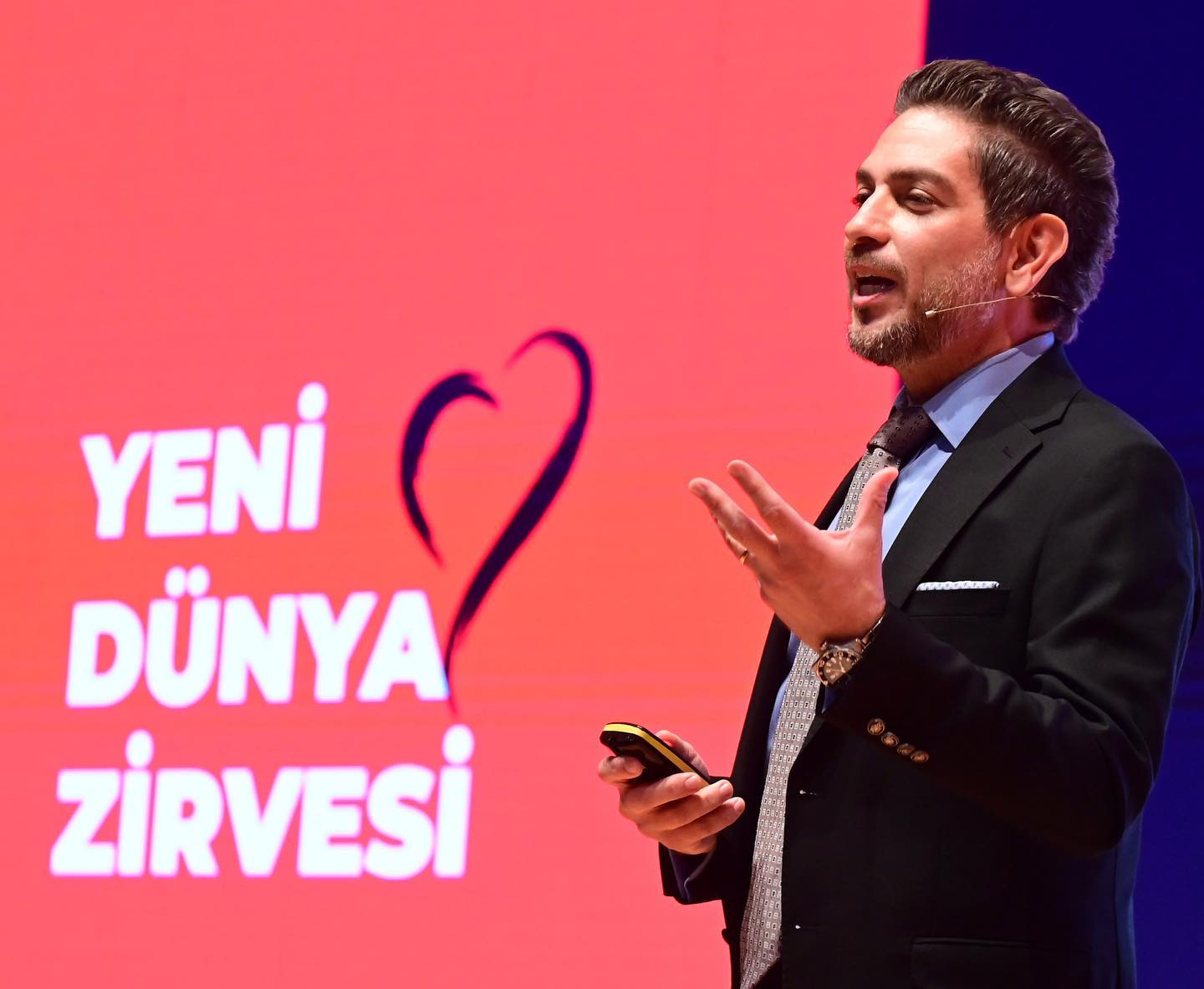 Cumhuriyetimizin 100. yılını coşkuyla kutlarken, son haftalarda yoğun bir program dahilinde farklı şehirlerde farklı etkinliklerde sahne alma; gençlerle, öğrencilerle, öğretmenlerle ve eğitim yöneticileriyle bir araya gelme; bilgilerimi paylaşma ve onlardan öğrenme şansı buldum. Bu etkinlikler arasında en çok keyif aldıklarımdan biri Yeni Dünya Zirvesi’ydi.
Sadece ülkemizin tarihi açısından yeni bir yüzyıla girmekle kalmıyor, aslında hızla gelişen teknolojinin hayatımıza kazandırdığı yeniliklerin de etkisiyle yepyeni bir dünyaya doğru yol alıyoruz. Yapay zeka gibi hayatımızı kökten değiştirecek bazı yenilikler bir yana, hiç değişmeyecek bazı temel kavramlardan da söz edebiliriz: Mesela teknolojinin her daim insan odaklı kullanımının ve toplumsal ilerleme için eğitimin önemi.
Yeni dünyada, yeni bir yüzyılda, değişimin her zamankinden de hızlı olduğu bir çağda şu kesin ki güncel ihtiyaçlar ve doğru hedefler ile tasarlanmış iyi bir eğitim modeli gelecekteki başarımız için her zamankinden de önemli olacak. Teknolojiden maksimum faydayı sağlamayı amaçlarken, araç ve amaç arasındaki farkı iyi ayırt etmeli; odakta insan hedefte ise gelişim, erişilebilirlik, kapsayıcılık ve eşitliğin olduğunu unutmamalıyız. İnanıyorum ki yeni dünya, teknoloji destekli ve insan odaklı yeni nesil bir eğitim yaklaşımının üzerinde yükselecek.
#yeninesileğitim #yenidünya #yenidünyazirvesi #sosyalfayda #eğitim #teknoloji #yeninesilöğrenme #eğitimteknolojileri #edtech #sdg4 #gelecek #cumhuriyetbayramı #cumhuriyet100yaşında #etkinlik #zirve #yapayzeka #khanacademy #khanacademytürkçe #herşeyiöğrenebilirsin