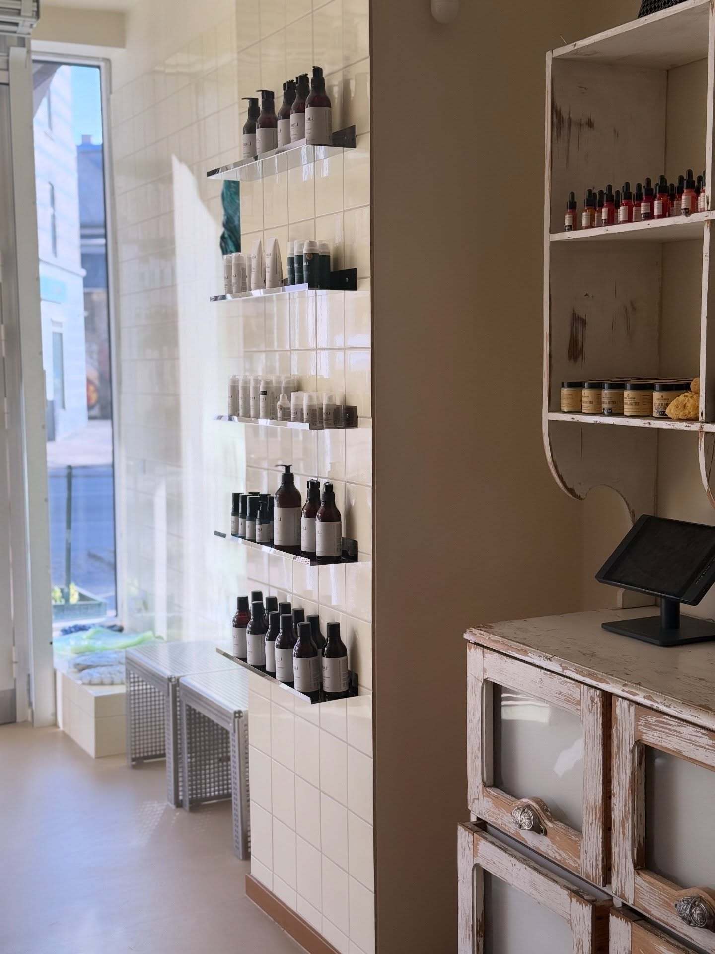 🔥 I uge 13 er butikken åben som følger:
Mandag: 9-17:30
Tirsdag: 10-20
Torsdag: 11-18
Fredag: 9-18
Lørdag: 9-15
Vi glæder os til at se dig i den kommende uge! ❤️
#lajoliedk #heledig