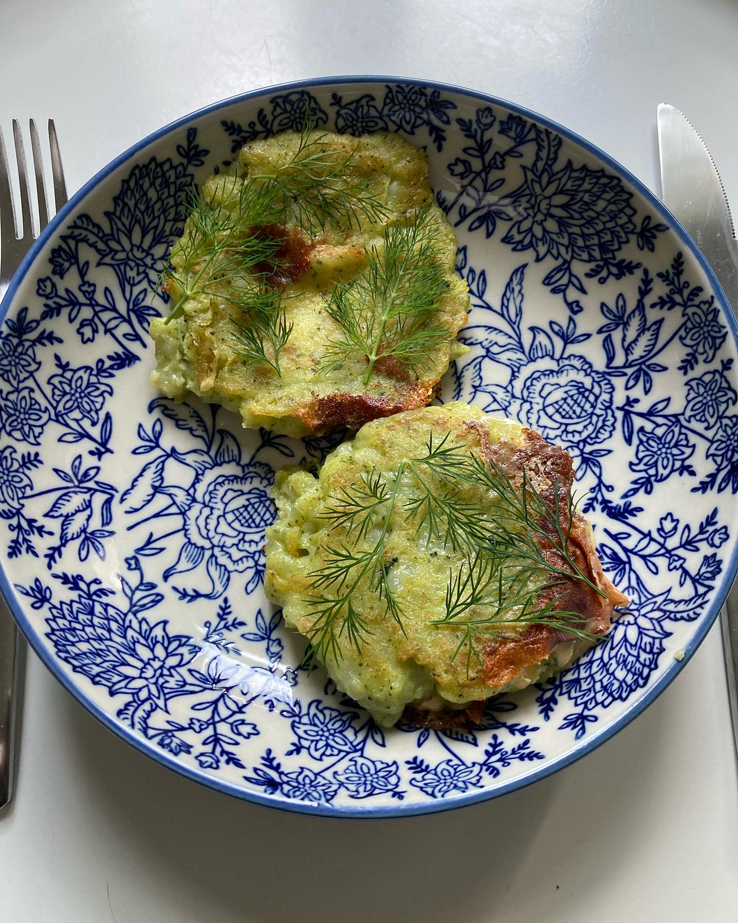 Croquettes de brocolis au cheddar!
J’en fais quoi de mon brocoli, tellement charmant à dessiner? Je vous avez déjà proposé une recette de « Smashed brocolis » que je vous ai proposé sur mon blog, mais envie de tester une version fourrée au fromage!
Pour 4 personnes: 400g de pommes de terre, 200g de brocolis, 2 gousses d’ail, 1 œuf, 200g de maïzena, 80g de cheddar, 4 c.à soupe d’huile d’olive, sel, poivre.
Éplucher les pommes de terre, les couper en 2. Laver le brocoli et le détailler en petits bouquets. Éplucher le pied et le couper en rondelles.
Commencer à cuire les pommes de terre dans l’eau froide, avec les 2 gousses d’ail épluchées et coupées. Quand l’eau bout, compter 15mn, ajouter le brocoli, cuire 20mn de plus.
Égoutter l’ensemble, les mettre dans un saladier, les écraser grossièrement. Ajouter l’œuf, 2 c.à soupe d’huile d’olive, sel, poivre. Bien mélanger. Ajouter petit à petit la farine, jusqu’à réussir à faire une boule pas trop sèche.
Séparer en 8 morceaux la pâte. Couper le fromage en 8 morceaux. Séparer chaque morceau de pâte en deux, y intégrer le fromage, refermer avec l’autre moment. Préparer ainsi 8 grosses galettes.
Faire chauffer le reste d’huile d’olive dans une poêle et faire cuire les galettes, 4 par 4. Les retourner quand elles sont bien dorées.
A servir tiède ou froid, avec une petite salade de mâche ou assiette de crudités.
Bon appétit!
#brocolis #brocoli #brócoli #brocoli🥦 #galettedelegumes #cheddarcheese #madreperlamtc